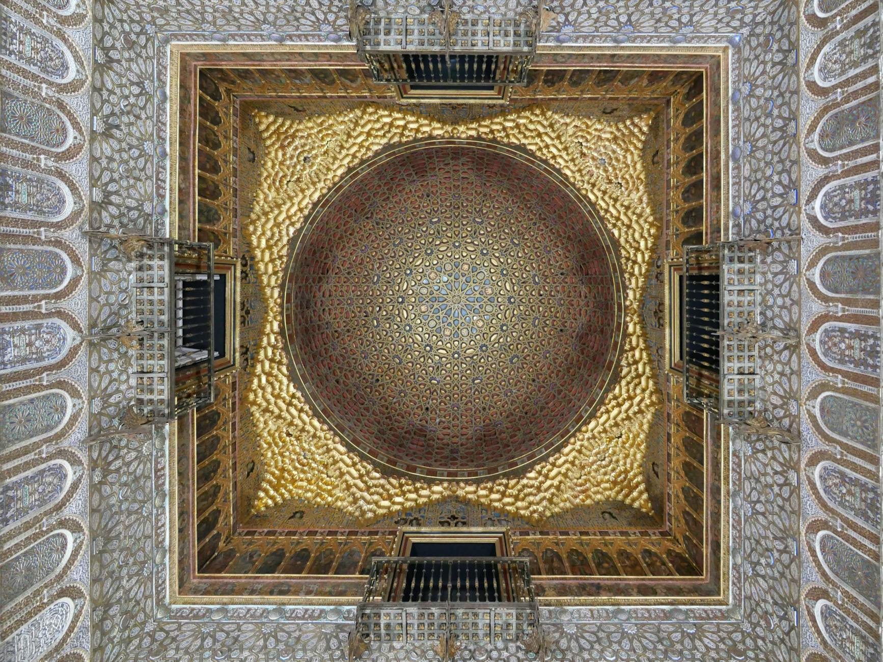 Detalle de arquitectura mudéjar en el techo del Alcázar, con sus geométricos arabescos típicos del arte islámico-cristiano medieval