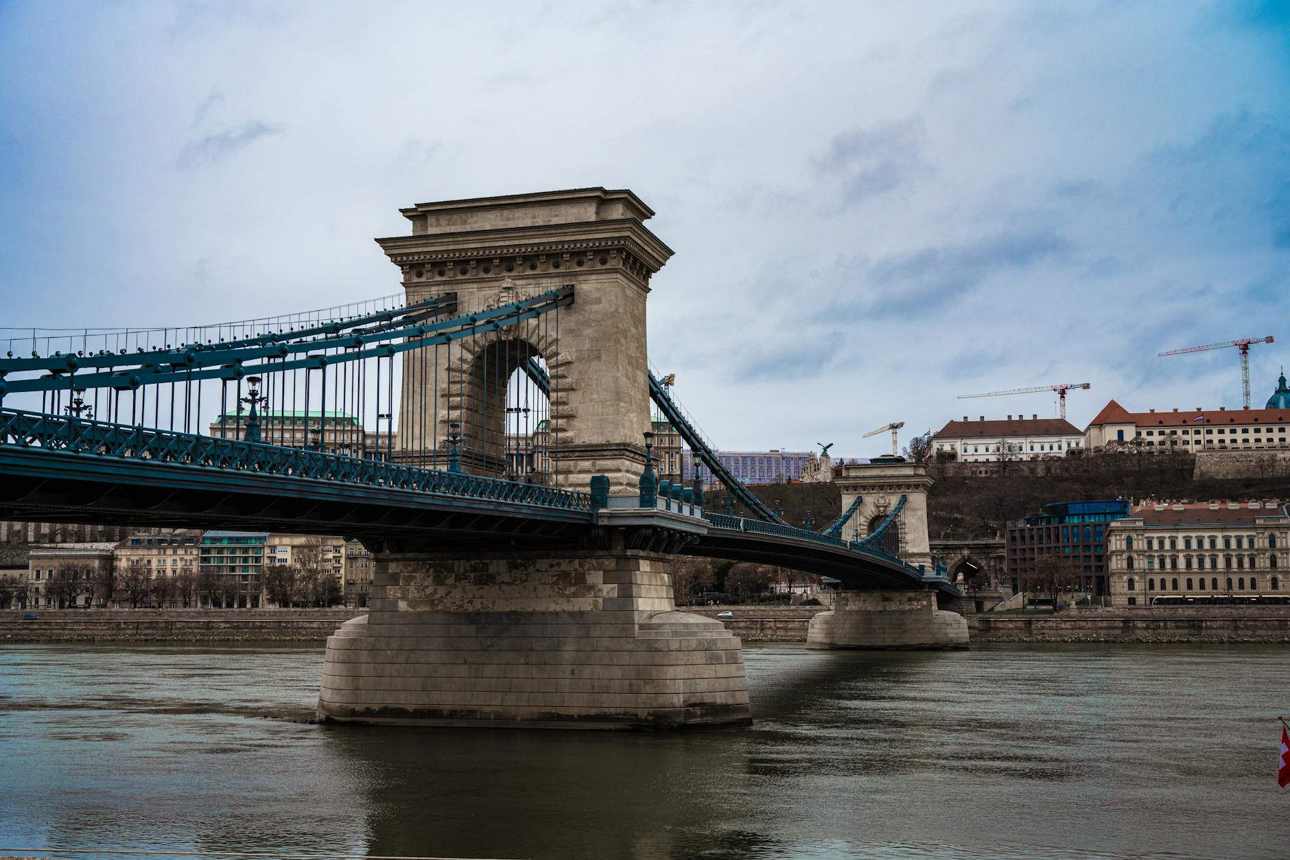 Puente de las Cadenas sobre el Danubio en Budapest, una de las capitales europeas mas baratas