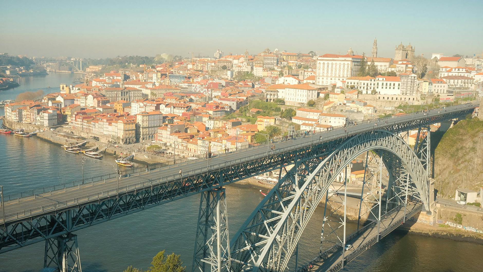 Vista aerea de Oporto con el puente Dom Luis I y el Douro, destino low cost desde Espana