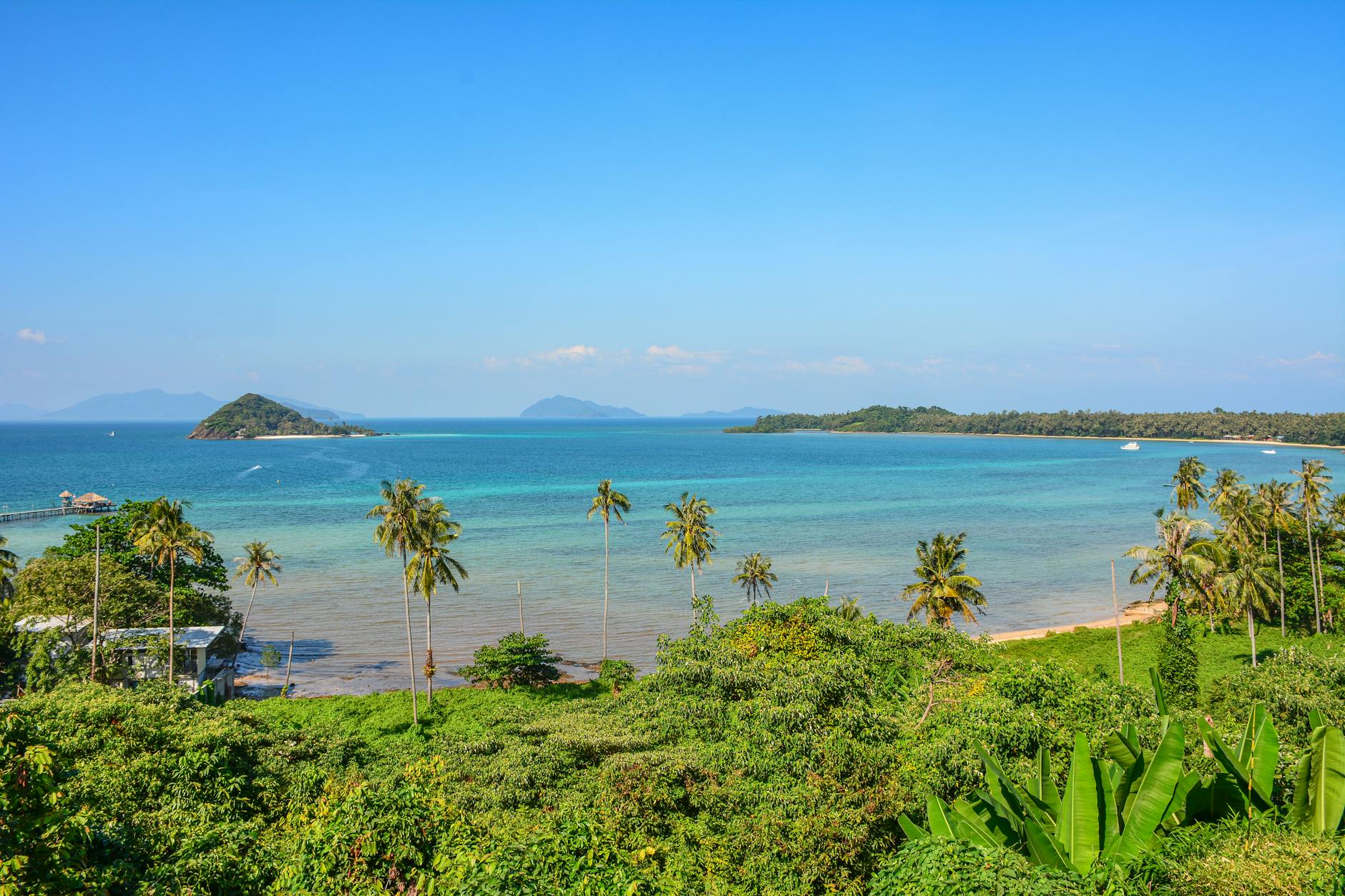 Impresionante vista de la playa de Ko Mak en Tailandia con aguas azules y palmeras