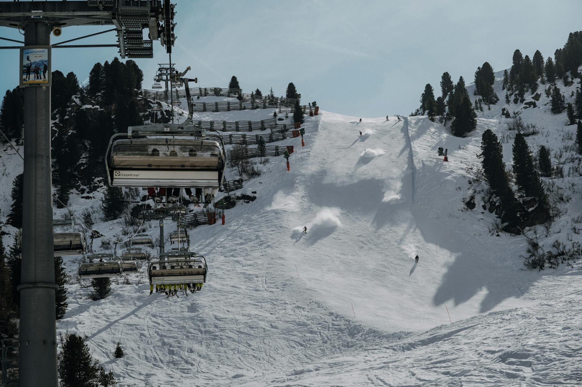 Pista de esqui con telesilla en los Alpes de Tirol Austria nieve virgen