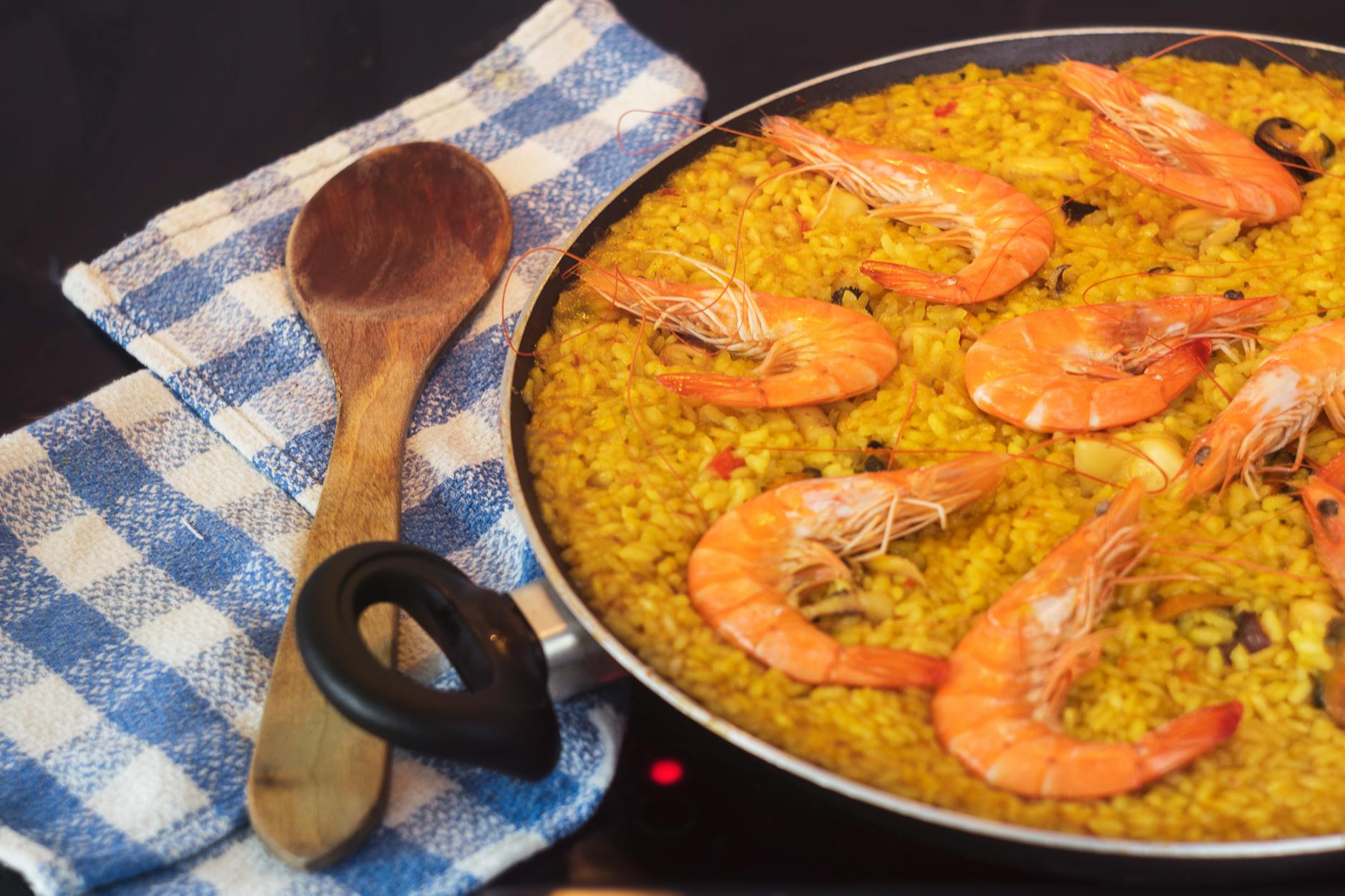 Paella valenciana de marisco con gambas servida en paellera tradicional