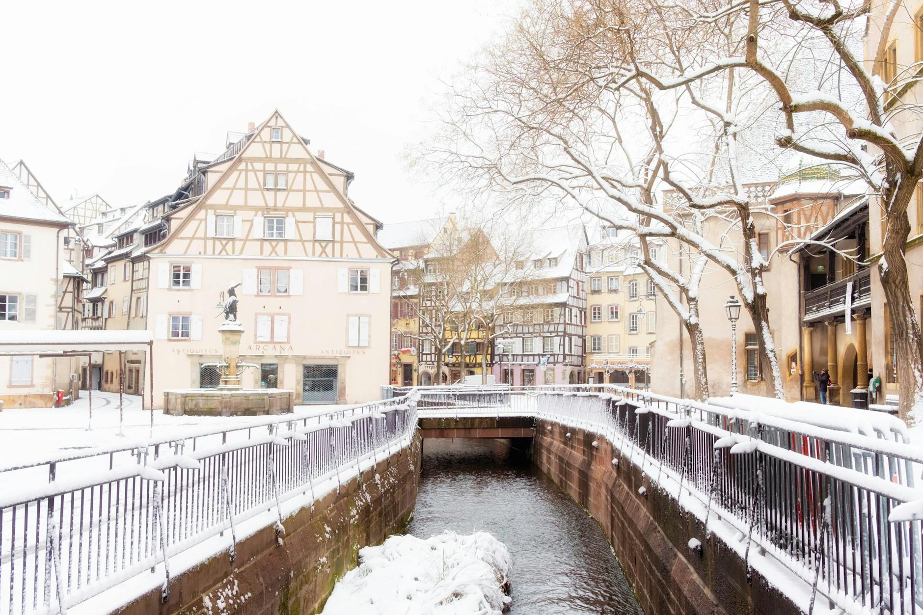 Ciudad historica europea cubierta de nieve en invierno vista desde punto panoramico