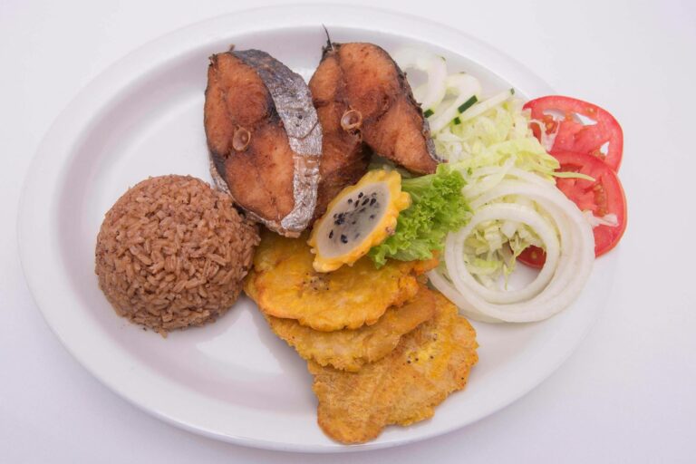 Plato cubano con pescado frito, arroz, platanos maduros y ensalada fresca