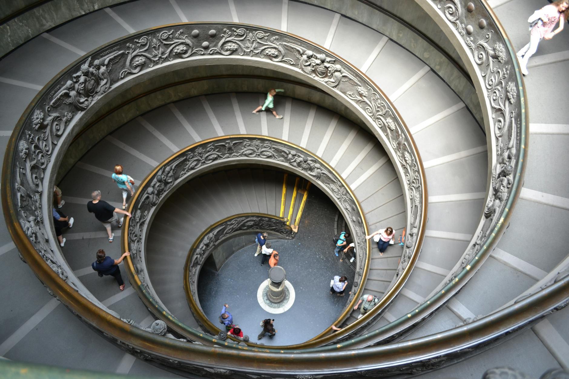 Escalera helicoidal de los Museos Vaticanos disenada por Giuseppe Momo