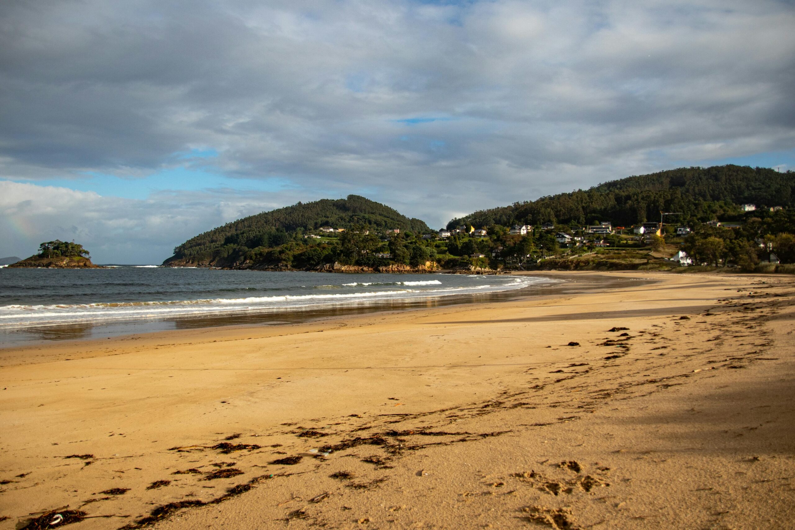 Playa de la costa norte de Galicia bajo cielo gris