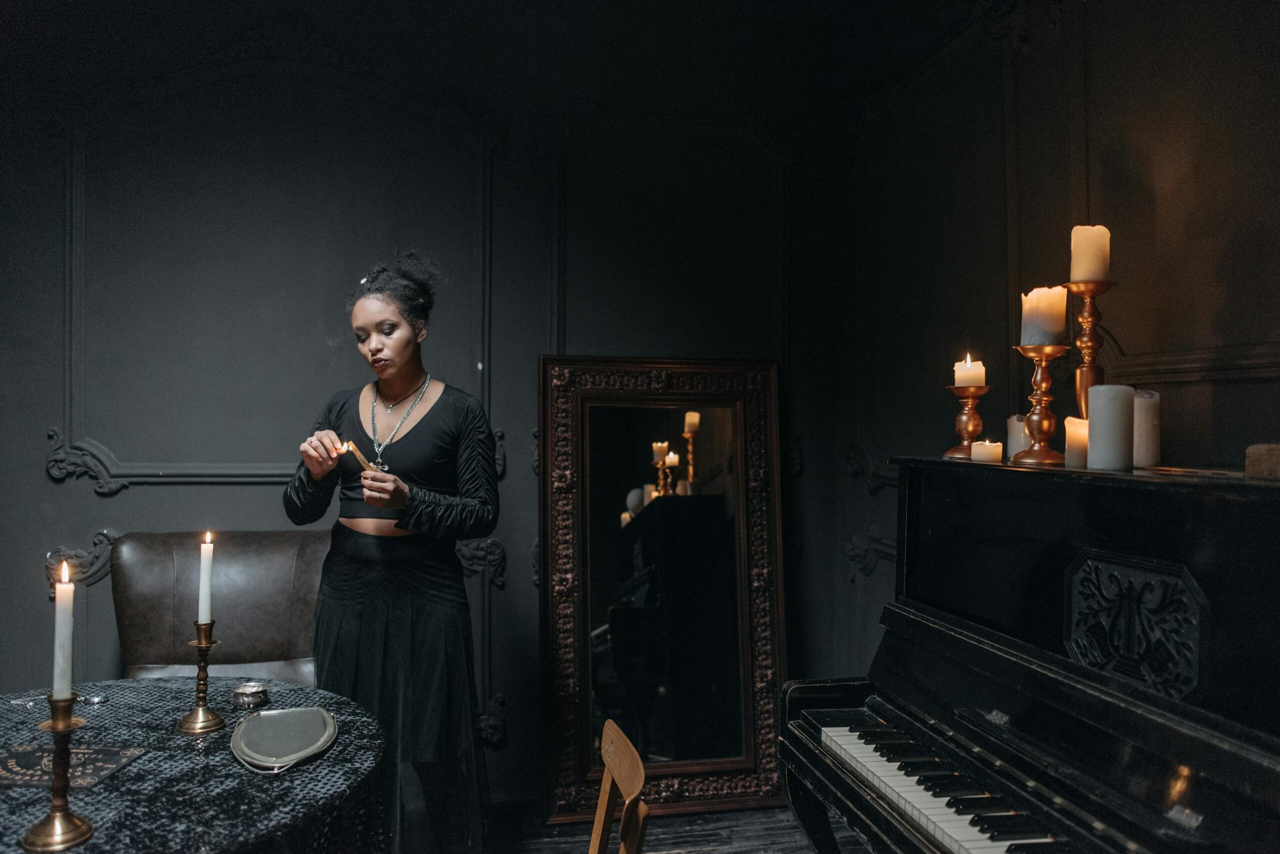 Cena a la luz de las velas con sesion de espiritismo en sala oscura