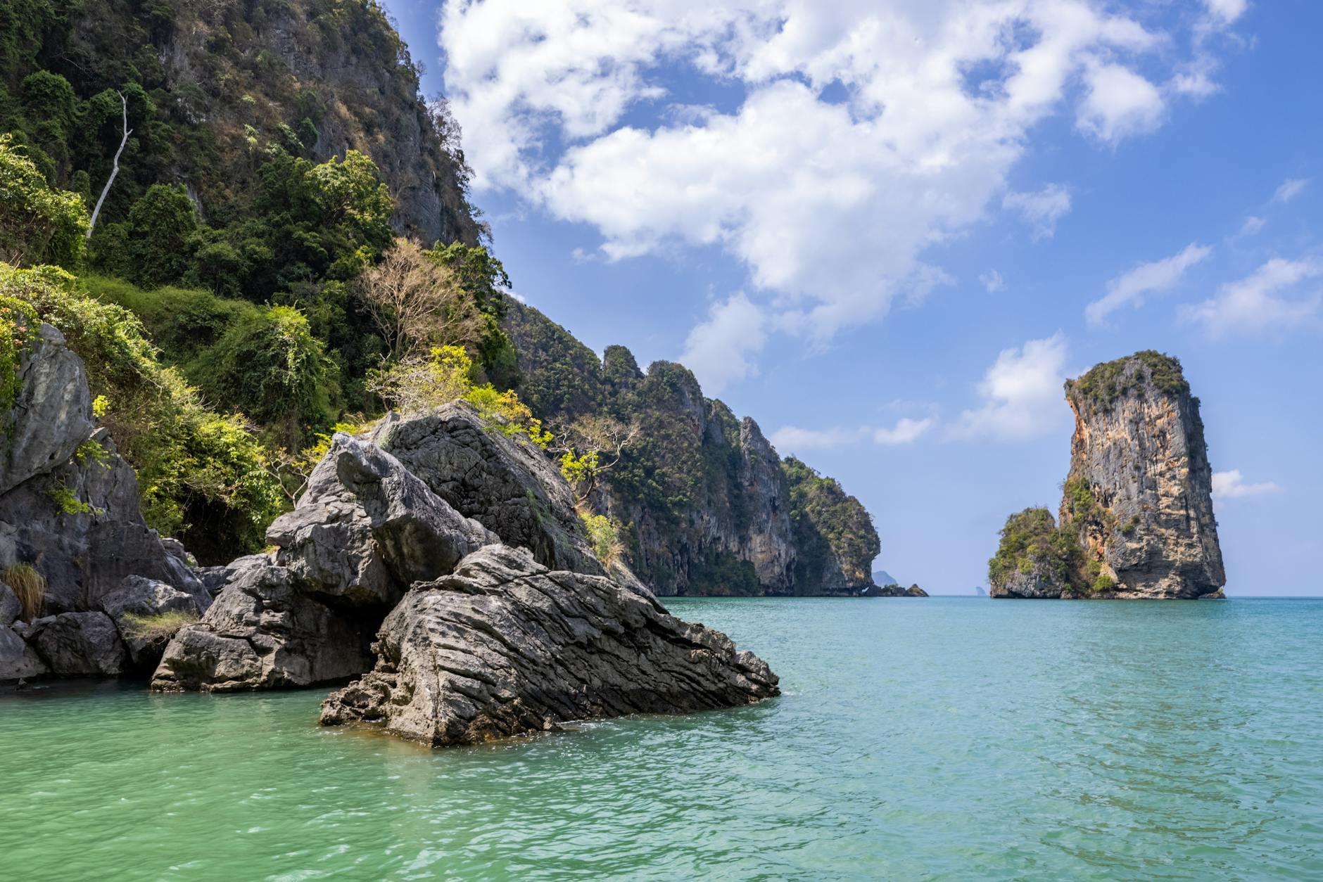 Playa de Ao Nang en Krabi, Tailandia, rodeada de imponentes acantilados de caliza y aguas turquesas