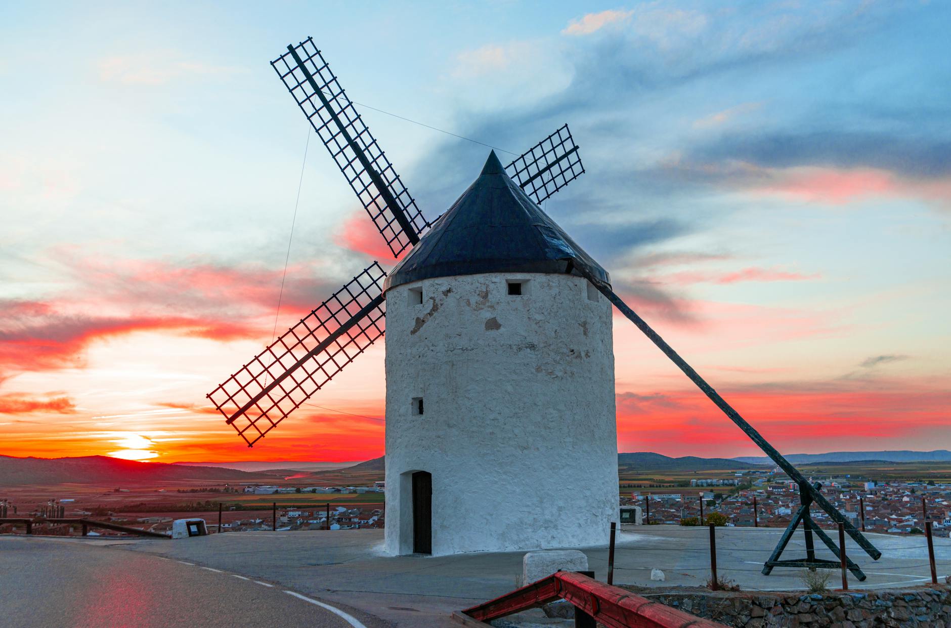 Molinos de viento de Consuegra al atardecer, iconos de Castilla-La Mancha y la ruta del Quijote