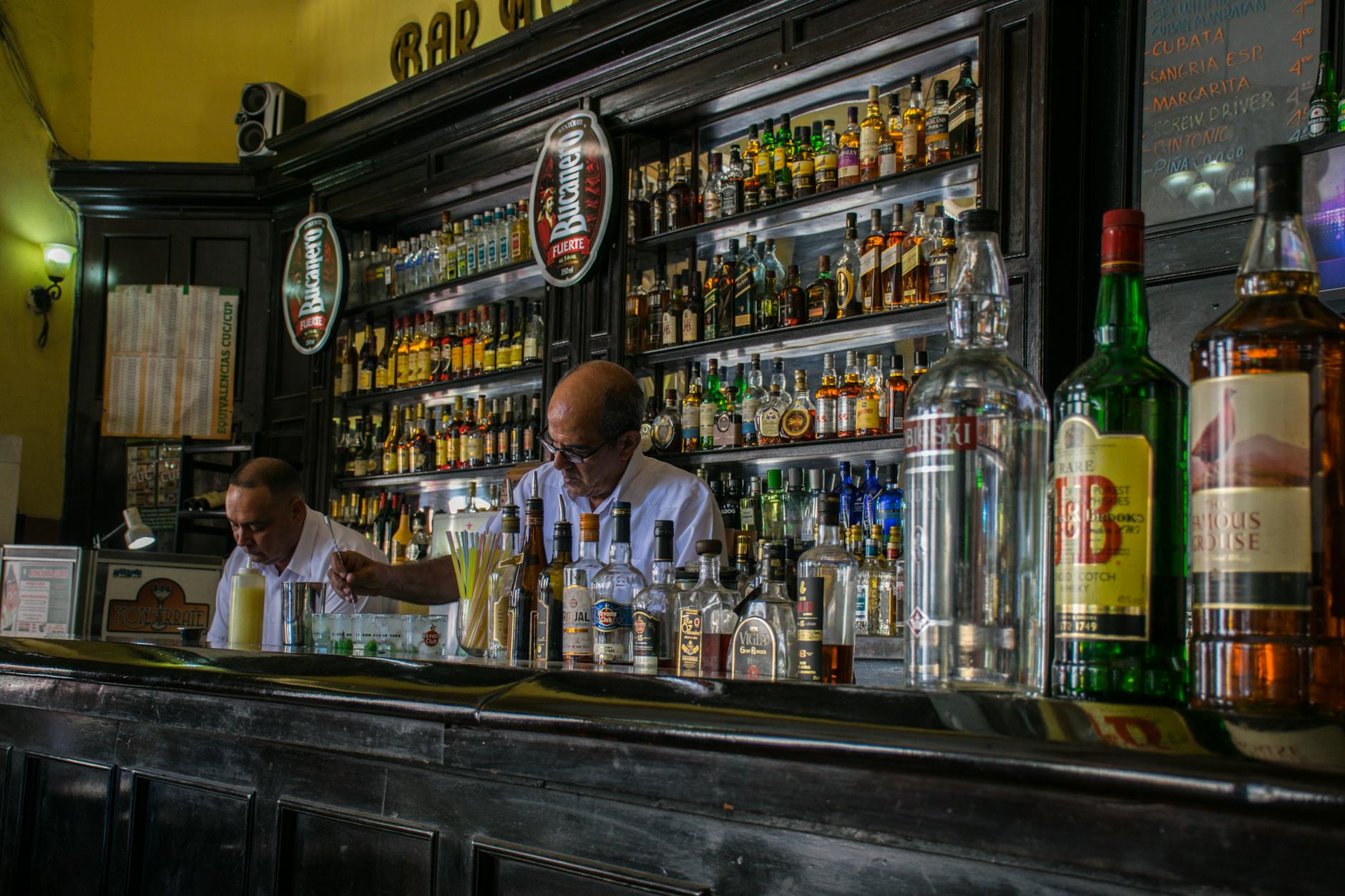 Bar de La Habana con bartenders y gran coleccion de botellas de ron
