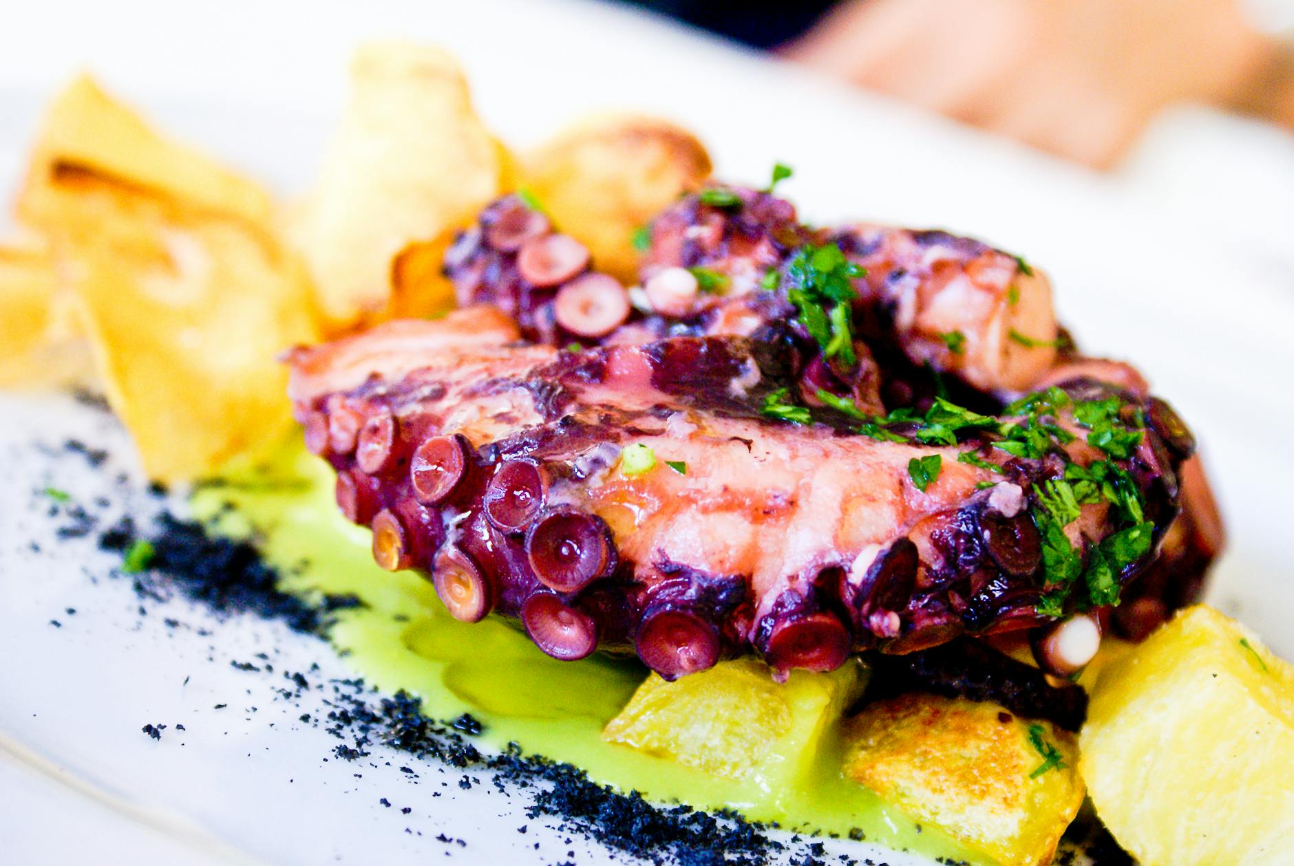 Pulpo a feira servido en plato de madera con patatas y pimenton gastronomia gallega