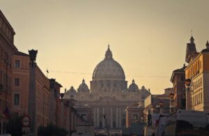 Basilica de San Pedro del Vaticano al atardecer vista desde la calle