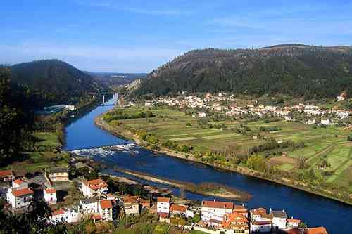 Vista del río en Linhares Portugal