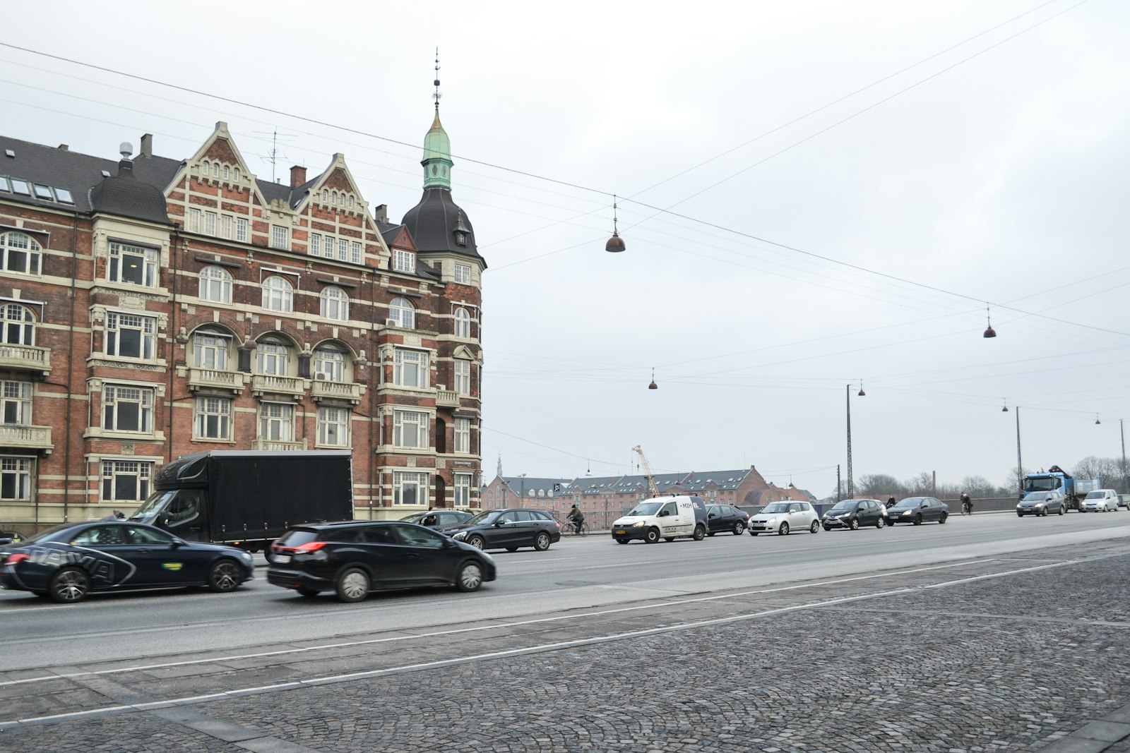 Calle de Copenhague con edificios de fachadas neoclasicas y bicicletas