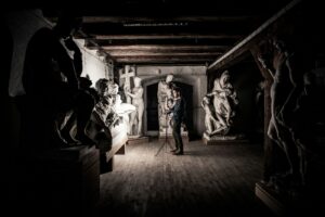 Visitante en una galeria de arte en Copenhague junto a esculturas