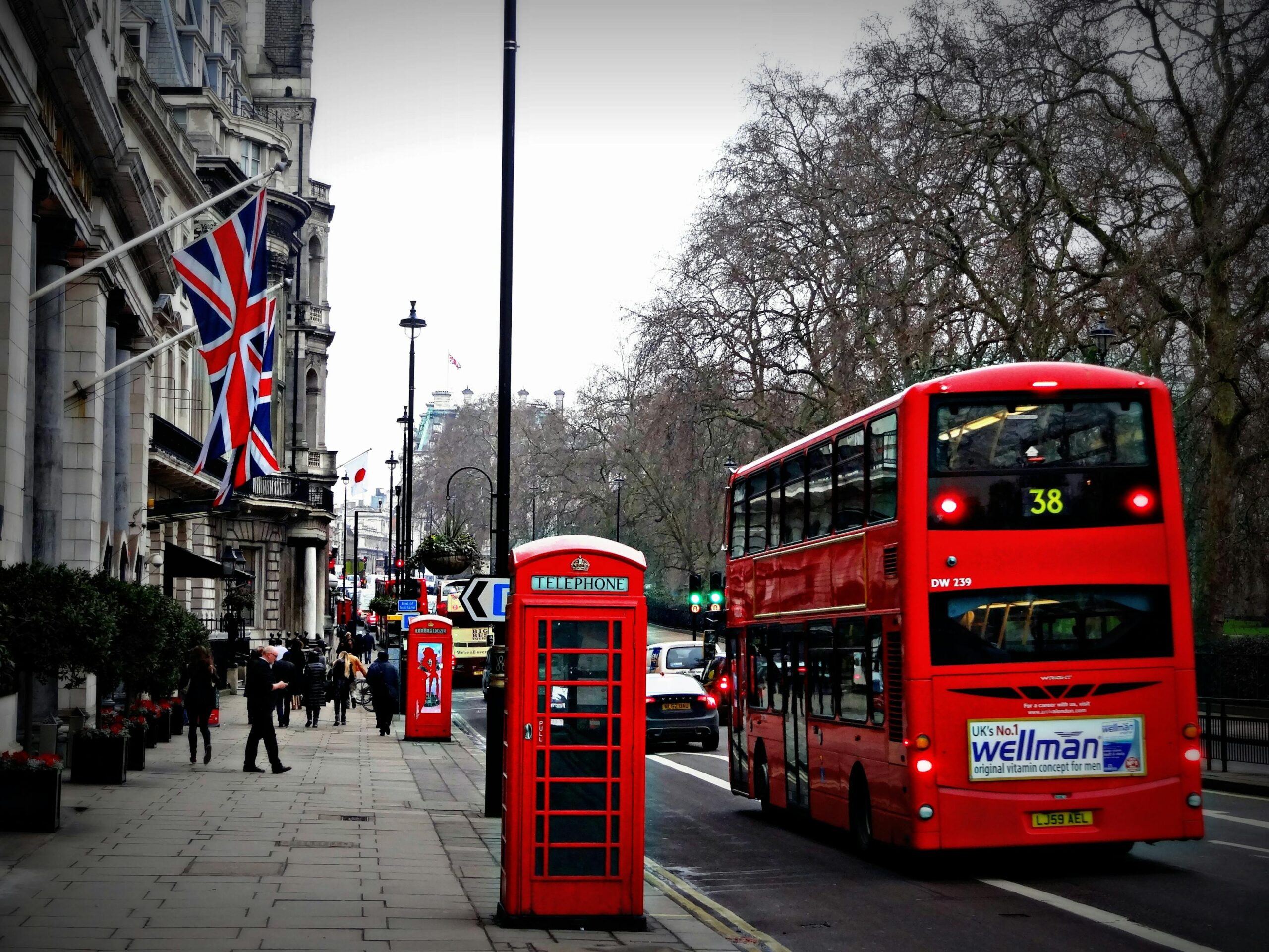 Autobus rojo de dos pisos y cabina de telefono iconicos en una calle de Londres