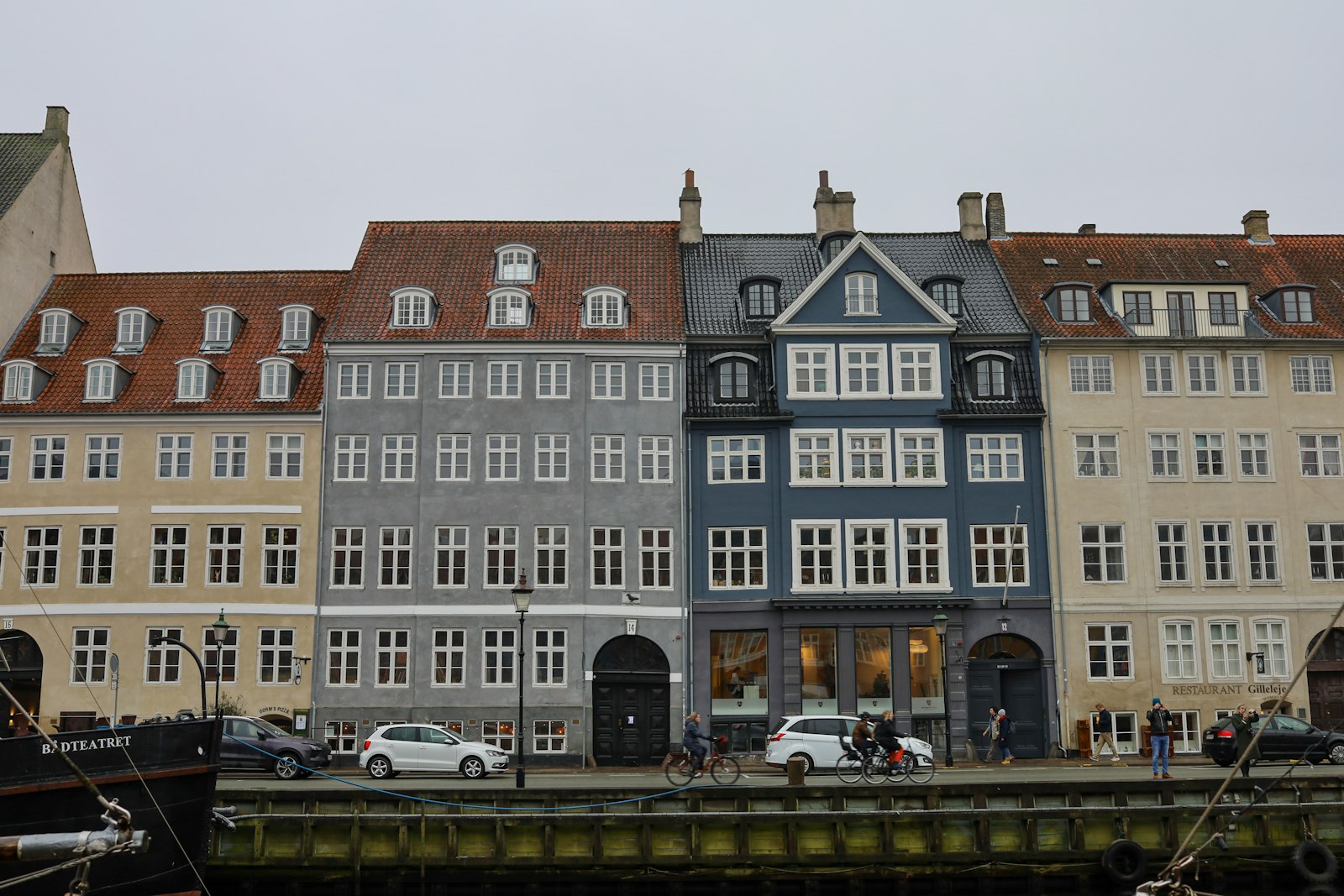 Casas de colores y barcos en el muelle de Nyhavn en Copenhague