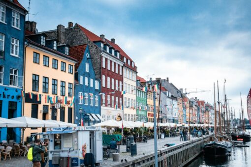 Casas de colores y barcos en el muelle de Nyhavn, Copenhague, Dinamarca