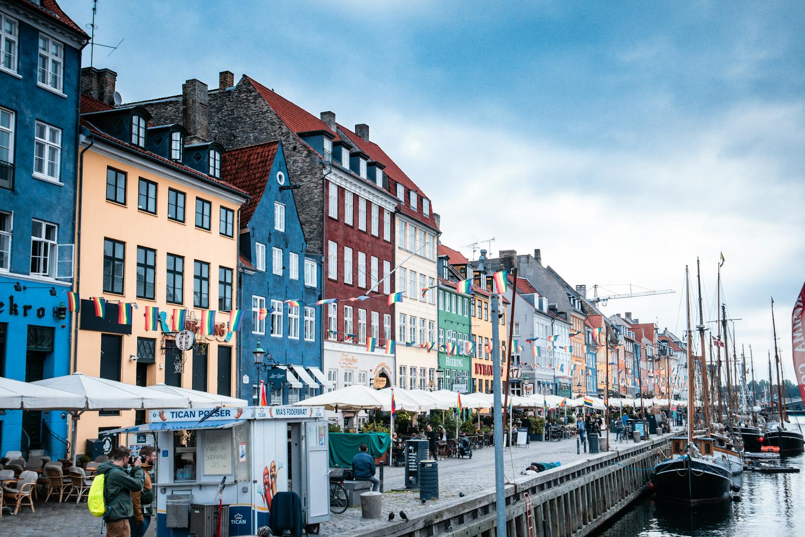 Casas de colores y barcos en el muelle de Nyhavn, Copenhague, Dinamarca