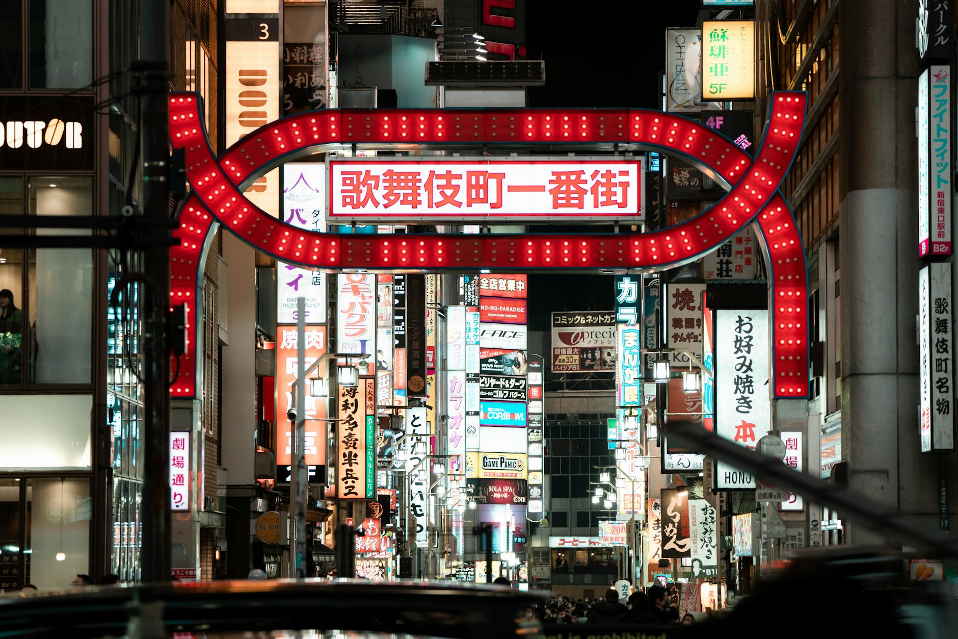 Calles iluminadas de Kabukicho en Shinjuku Tokio por la noche con neones