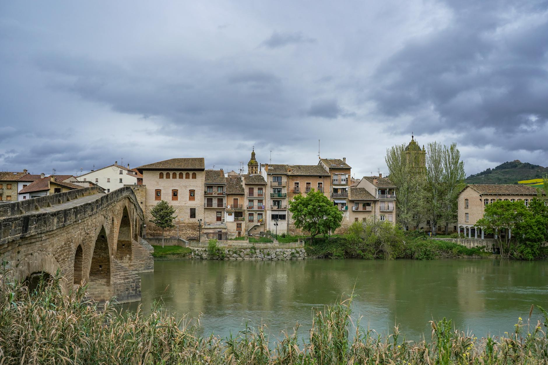Vista del puente romanico de Puente la Reina y casco antiguo de la villa navarra