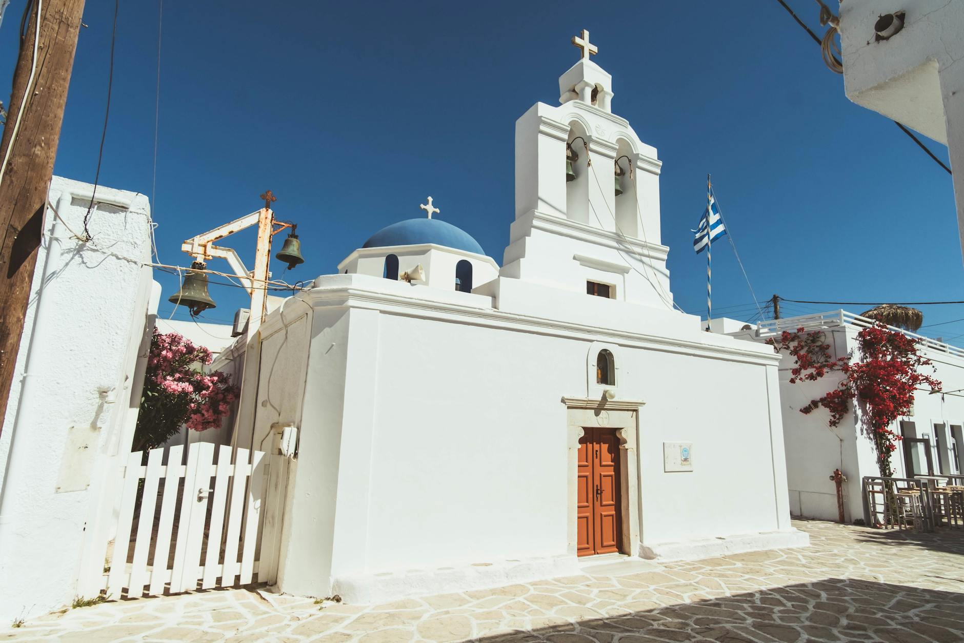Iglesia ortodoxa griega con cúpula azul