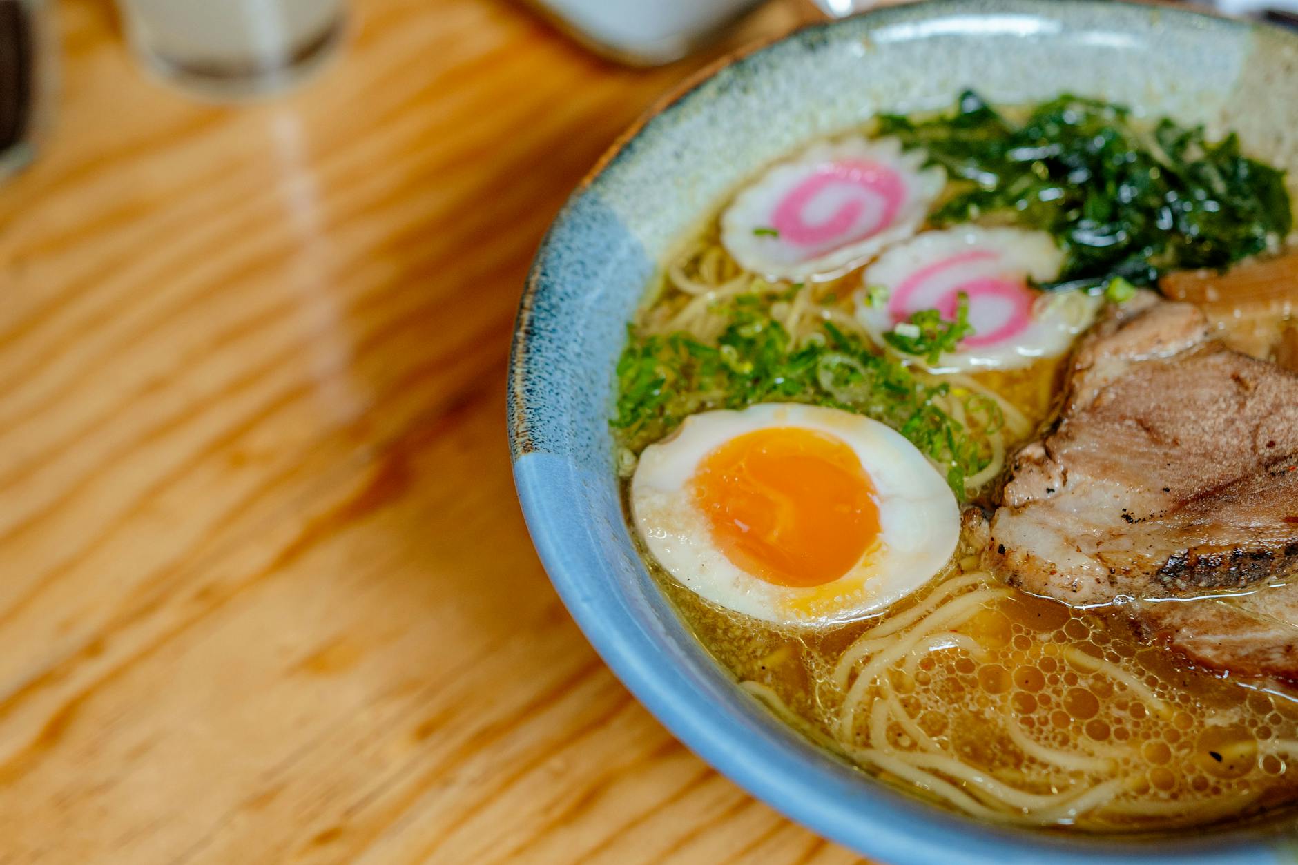 Bol de ramen japones autentico con fideos huevo y carne de cerdo