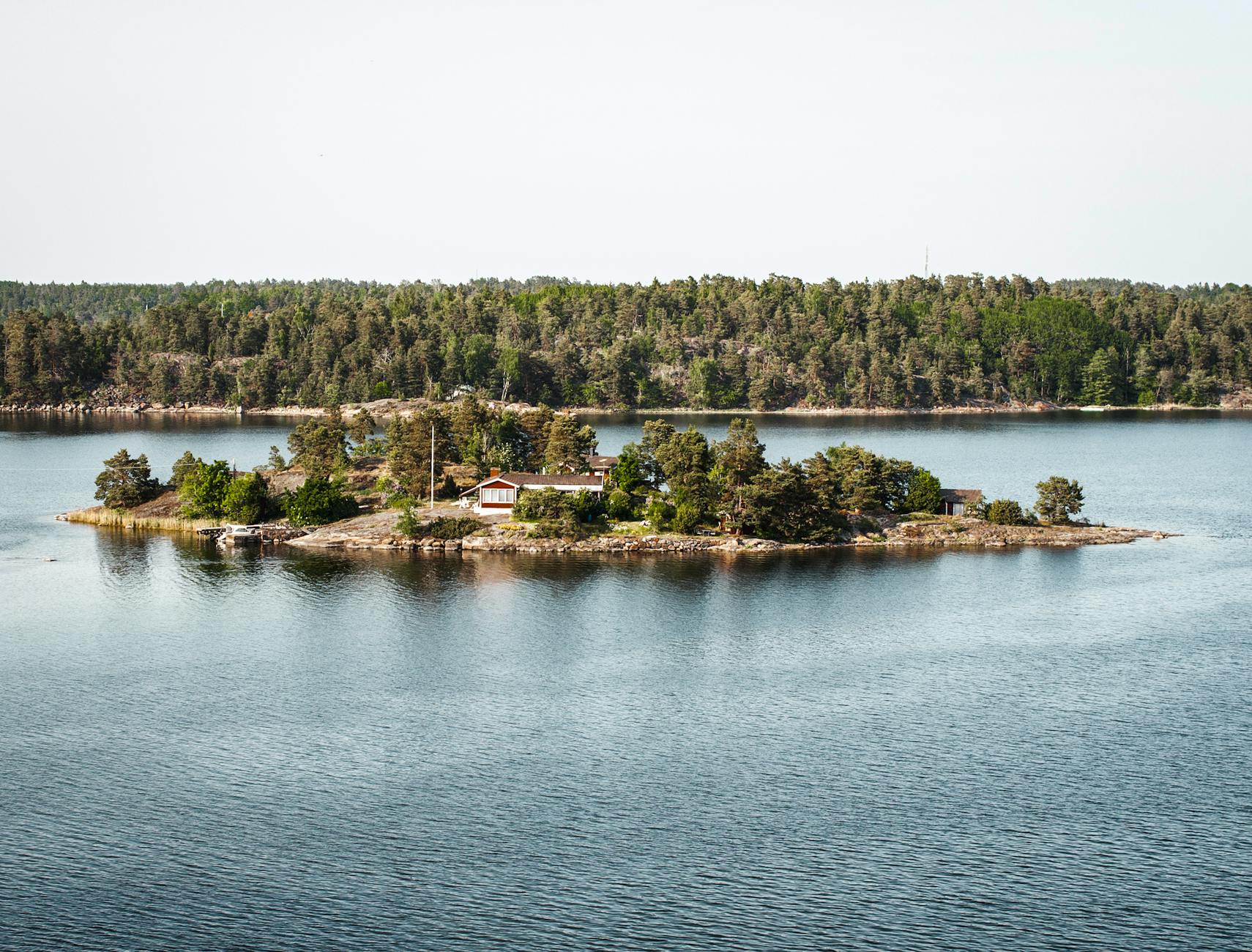 Casa roja sueca tipica en una pequena isla del archipielago de Estocolmo rodeada de aguas tranquilas