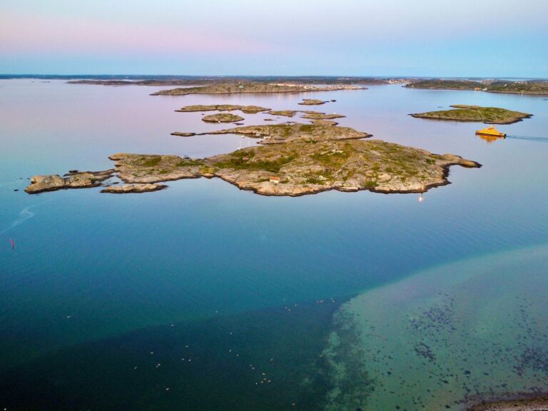 Vista aerea al atardecer del archipielago de Hyppeln en la costa oeste de Suecia con islas y aguas tranquilas