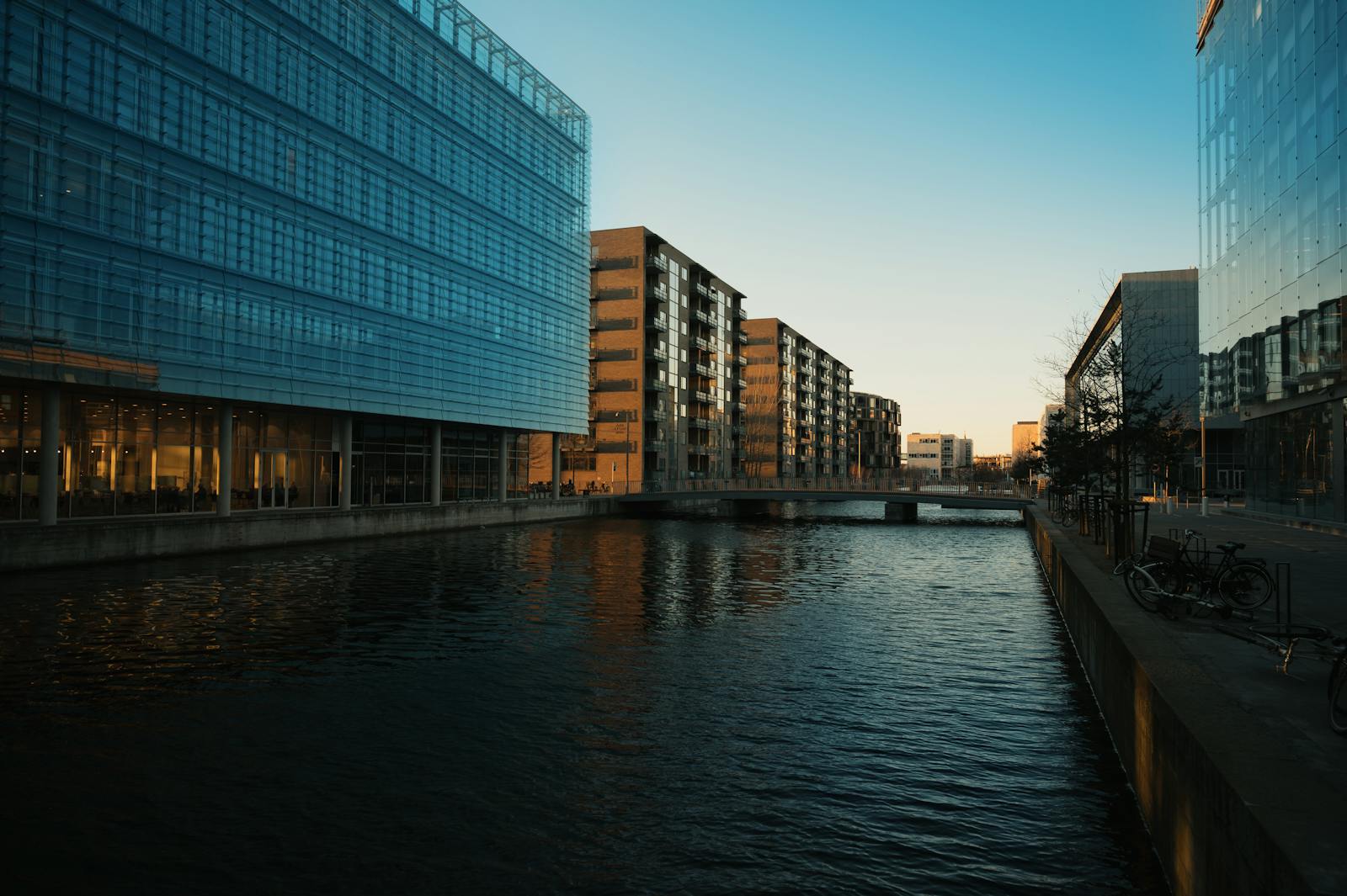 Edificios modernos junto al canal de Copenhague al atardecer, Dinamarca