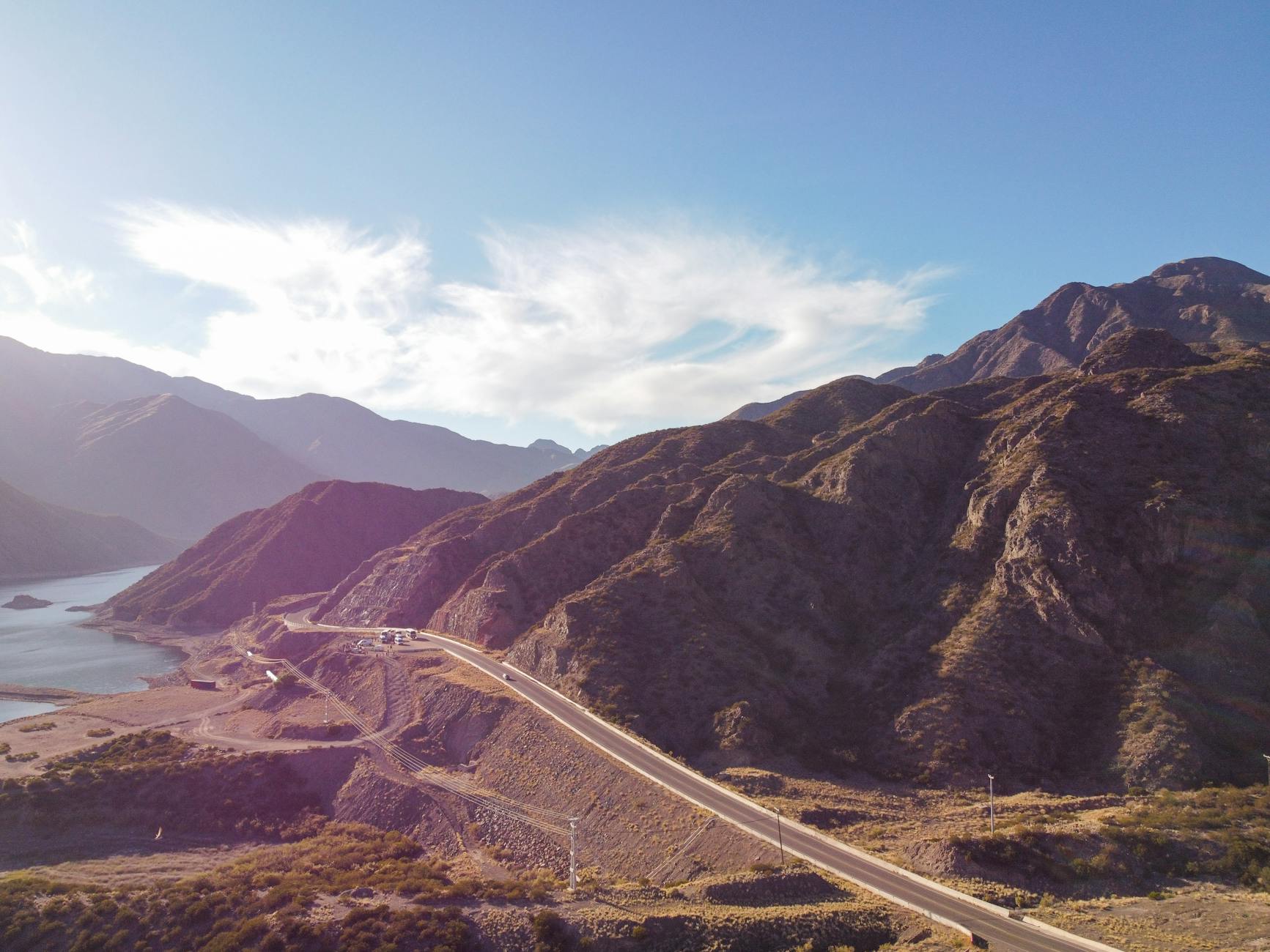 Carretera serpenteante por las montañas de Mendoza