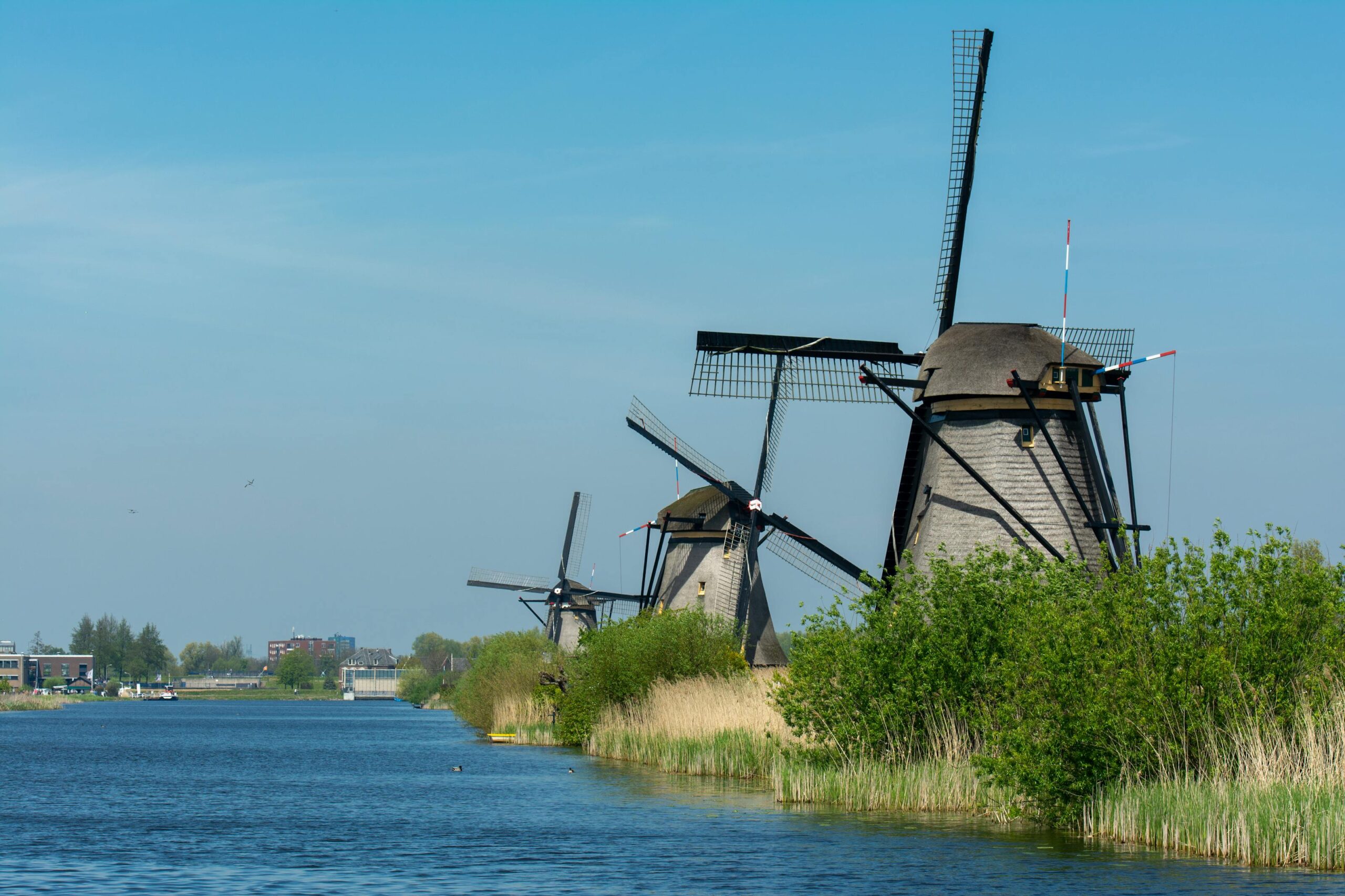 Molinos historicos junto al canal de Kinderdijk, Holanda