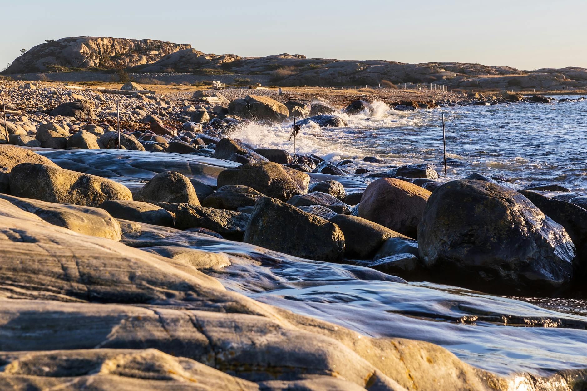 Costa rocosa de Havstenssund en Bohuslan oeste de Suecia con olas rompiendo al atardecer