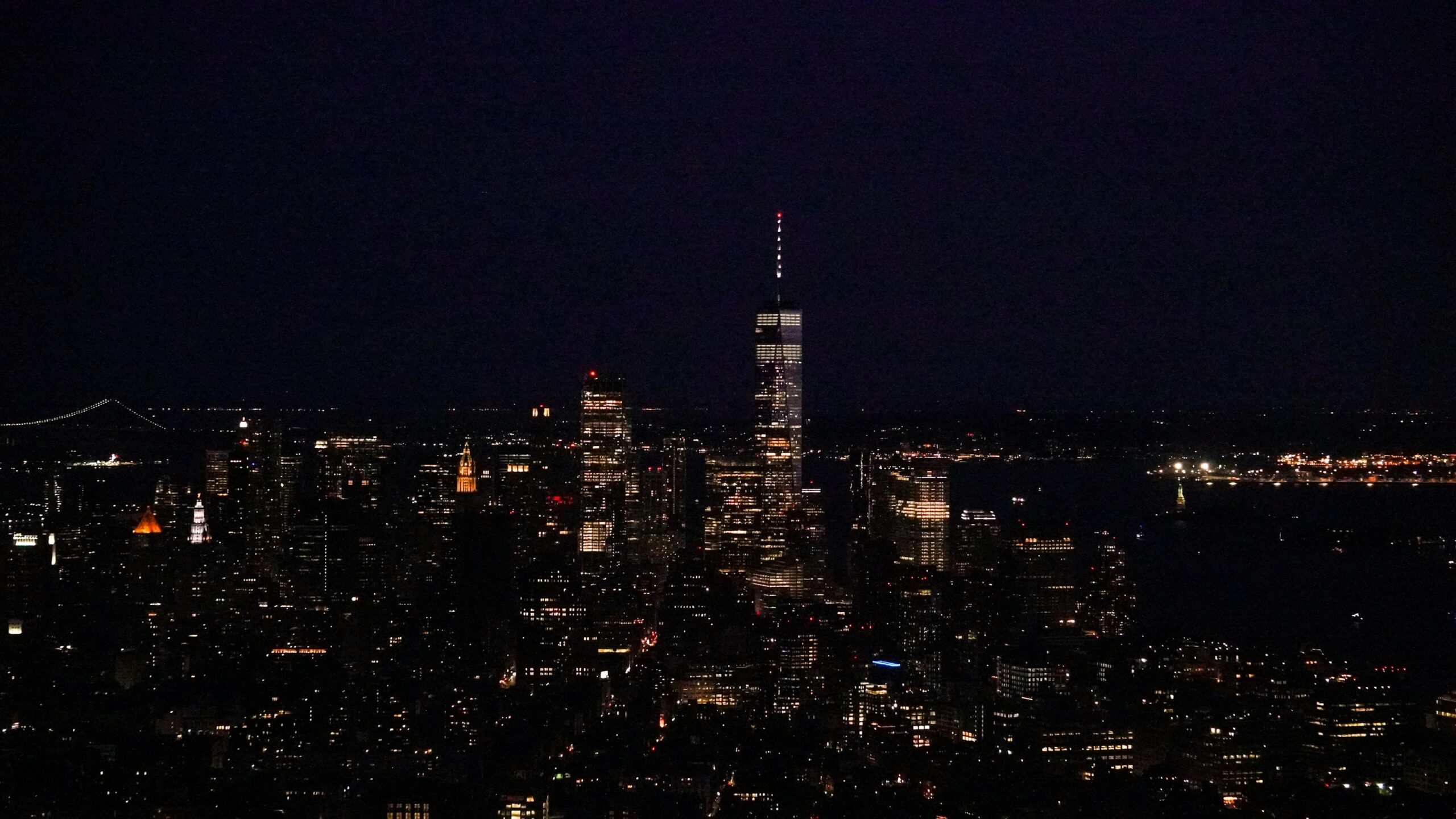 Vista aerea del skyline de Nueva York iluminado durante la noche