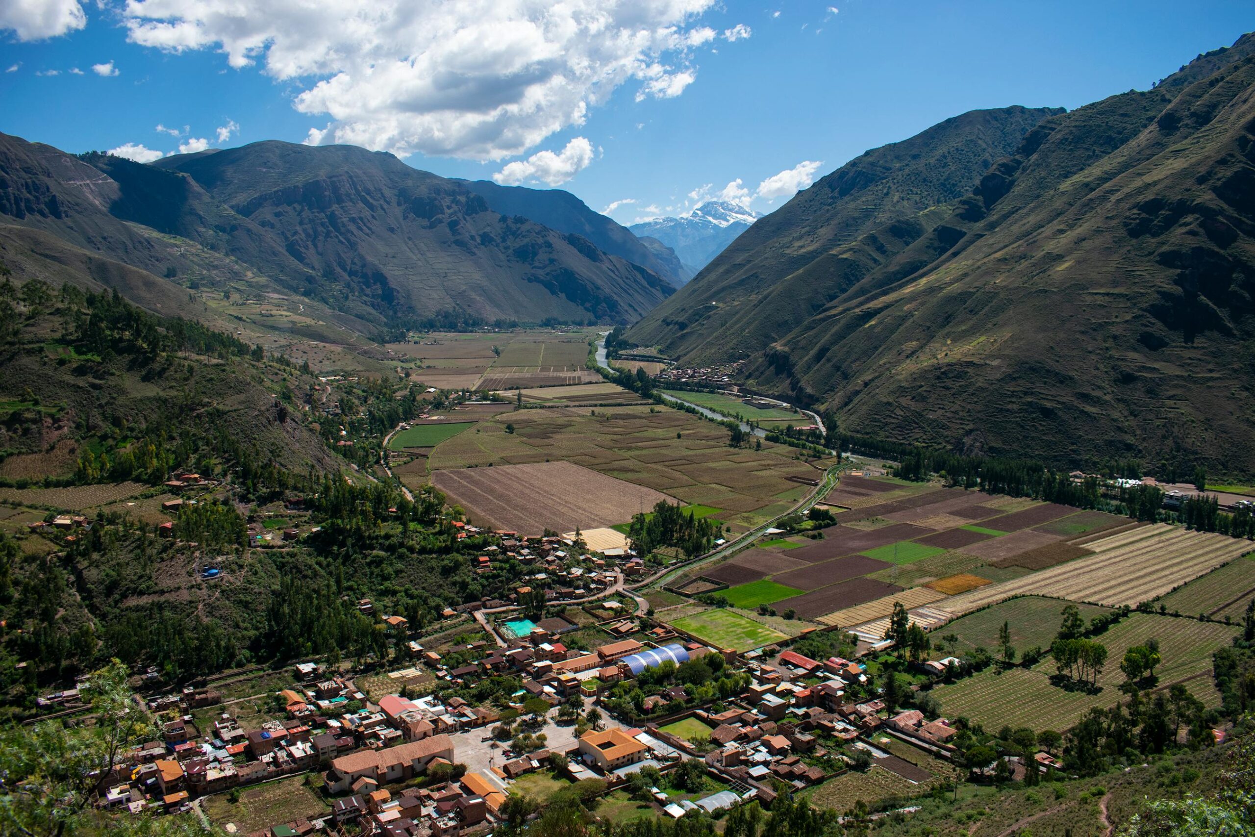Vista aerea de Pisac en el Valle Sagrado de los Incas con terrazas y montanas Peru