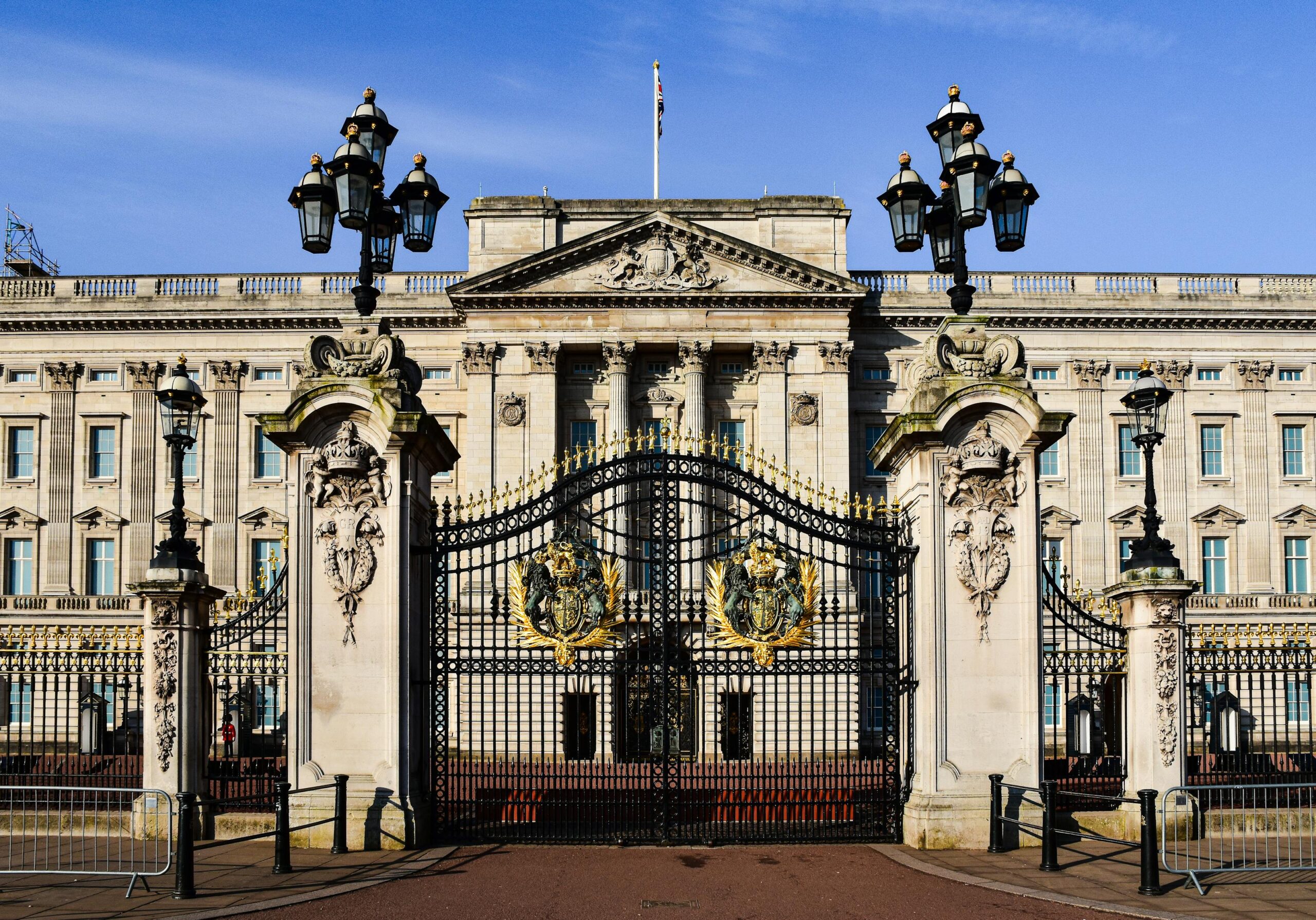 Fachada del Palacio de Buckingham con sus iconicas verjas en Londres