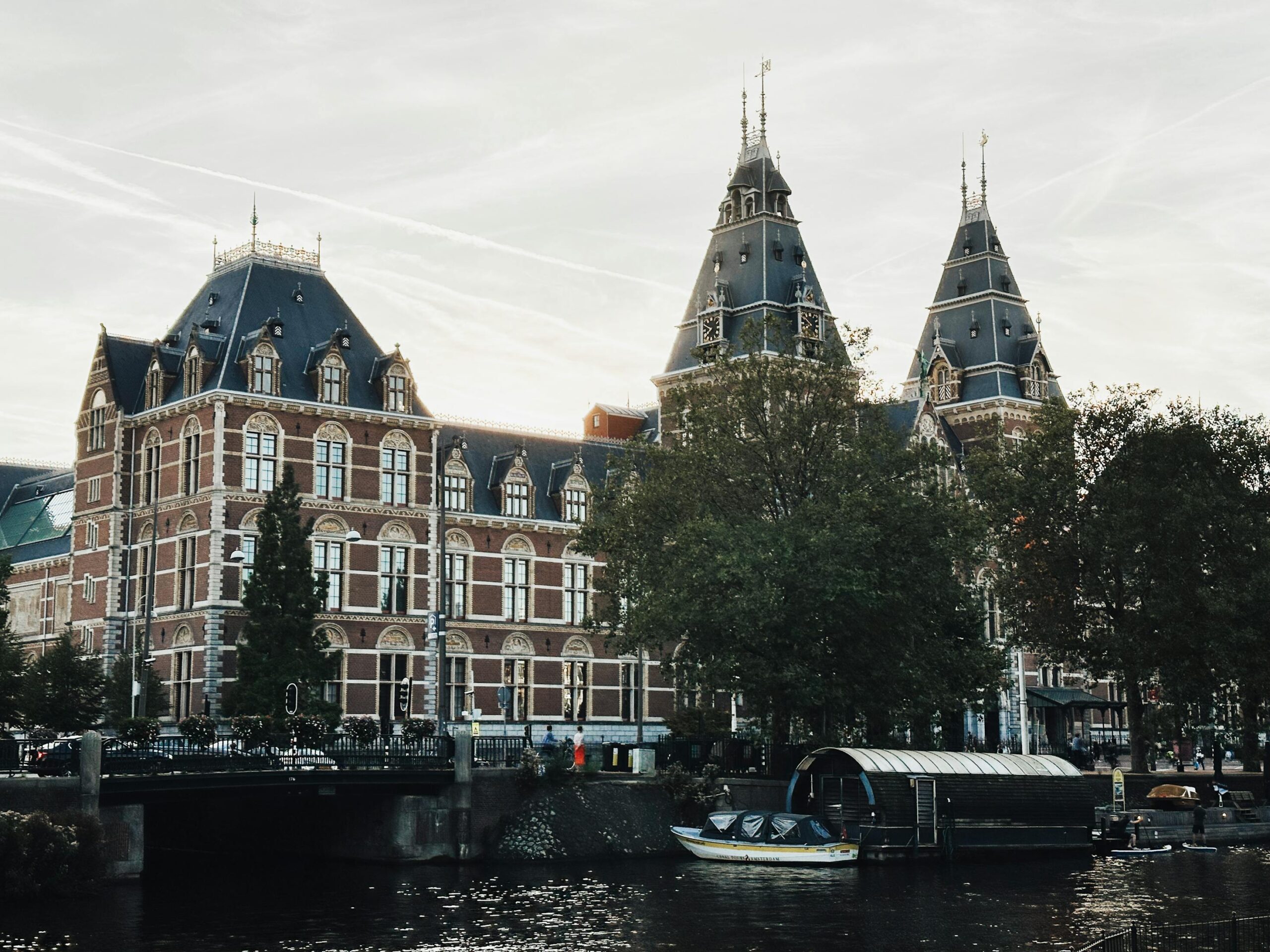 Edificio del Rijksmuseum en Amsterdam visto desde el canal