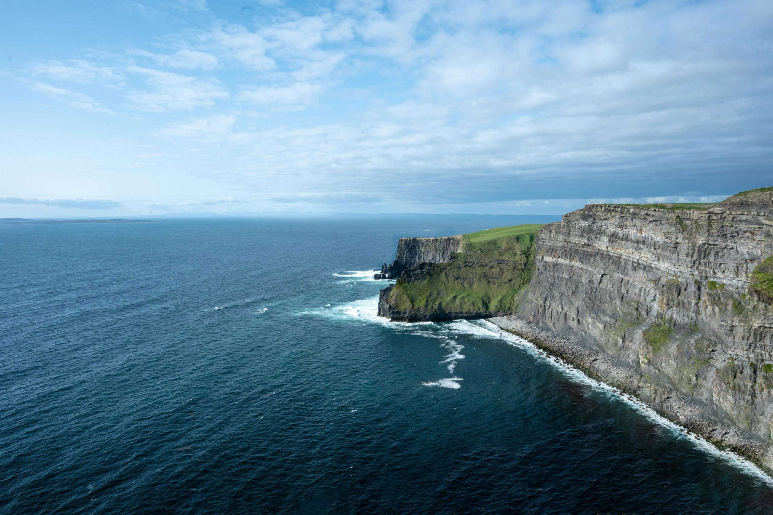 Vista aerea de los Acantilados de Moher y el oceano Atlantico, costa oeste de Irlanda