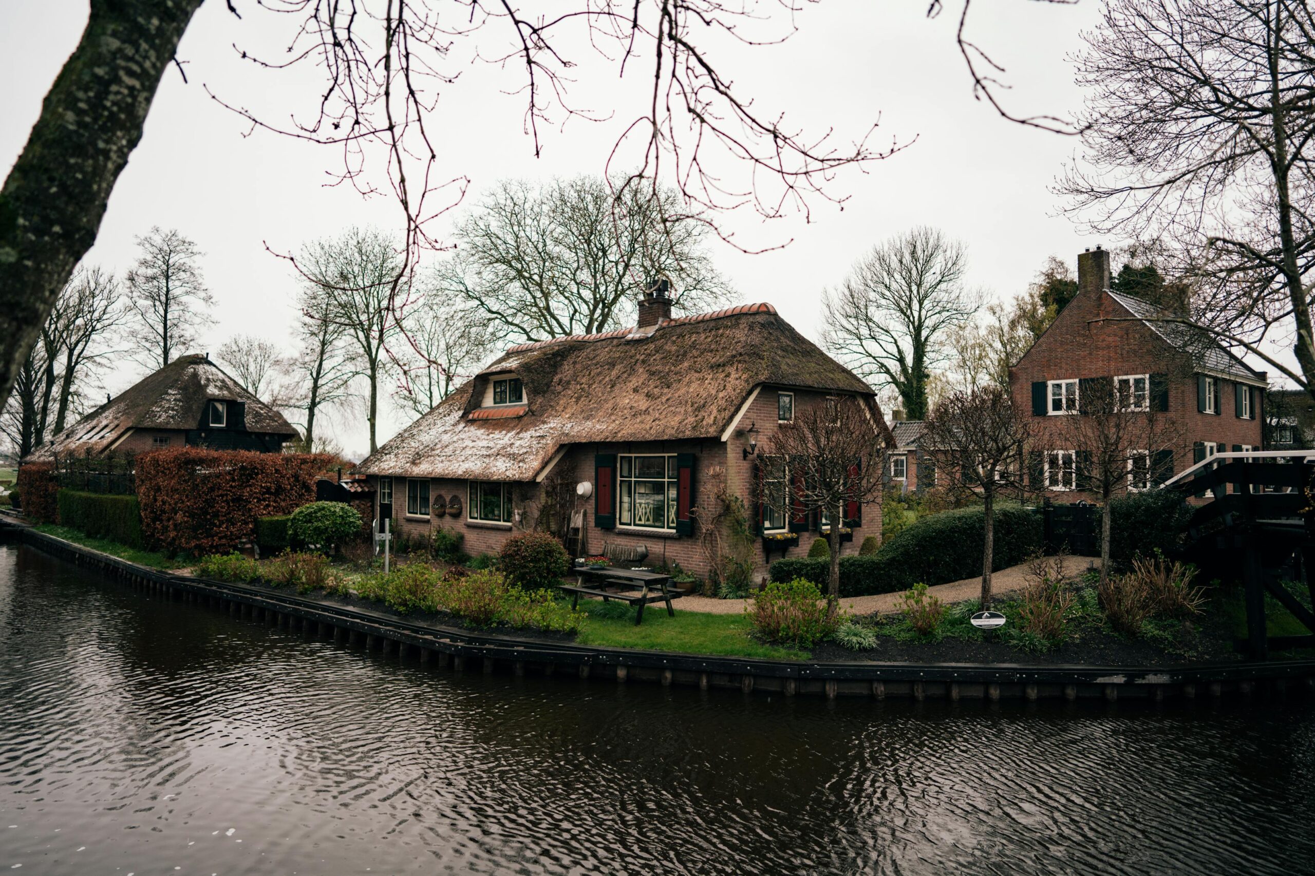 Casas con tejado de paja junto al canal en Giethoorn