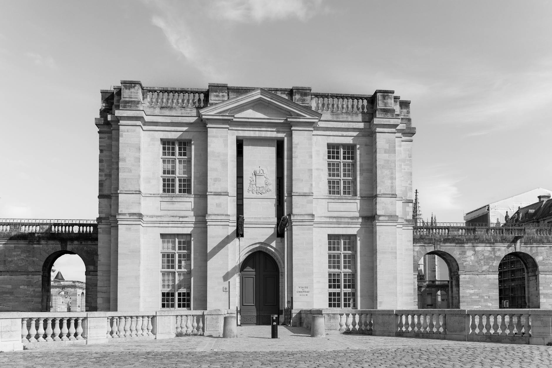 Murallas y torres del Castillo de Vincennes en blanco y negro