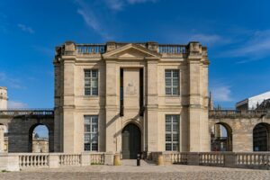 Vista frontal del Castillo de Vincennes en Paris bajo cielo azul
