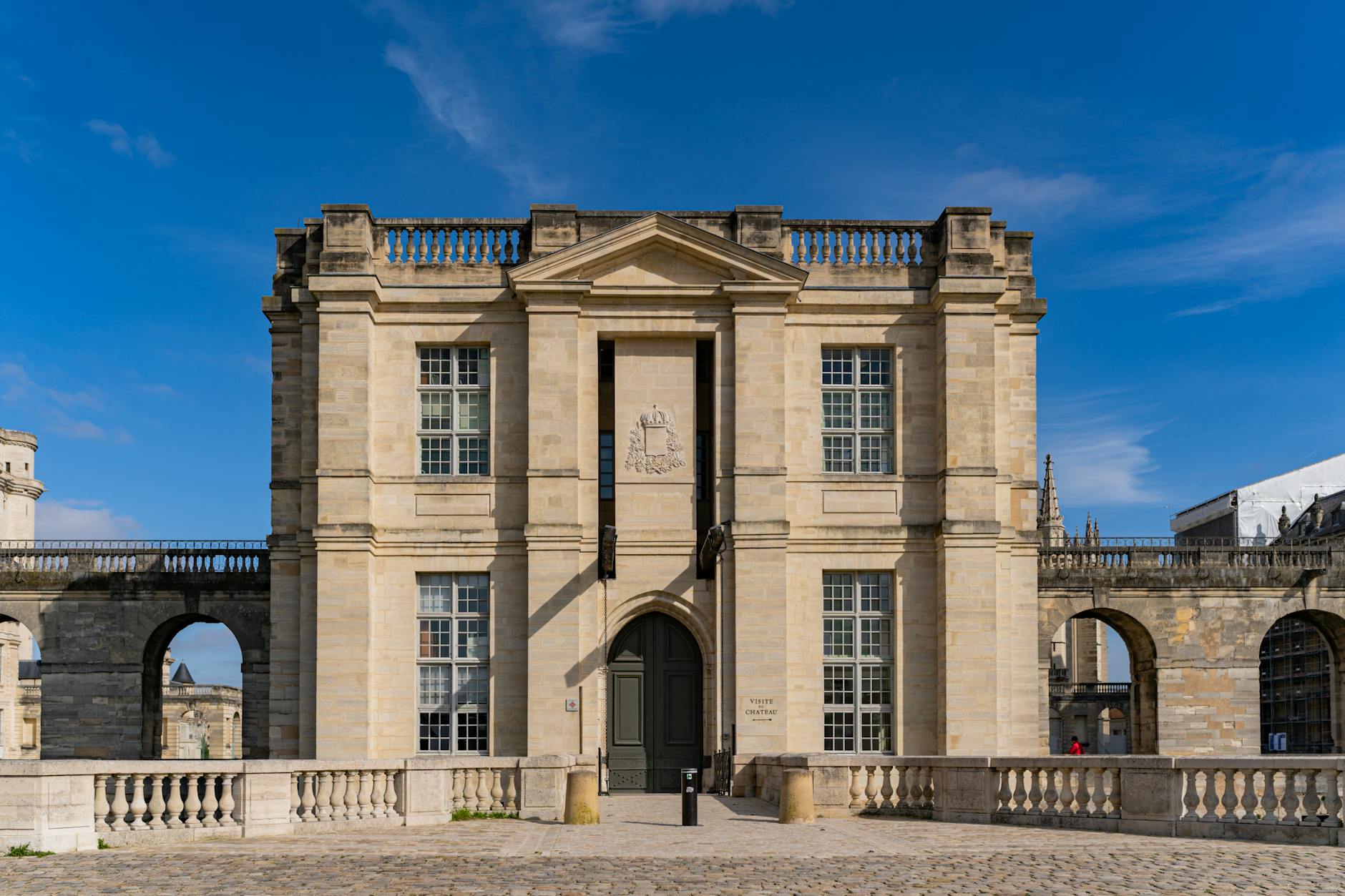 Vista frontal del Castillo de Vincennes en Paris bajo cielo azul