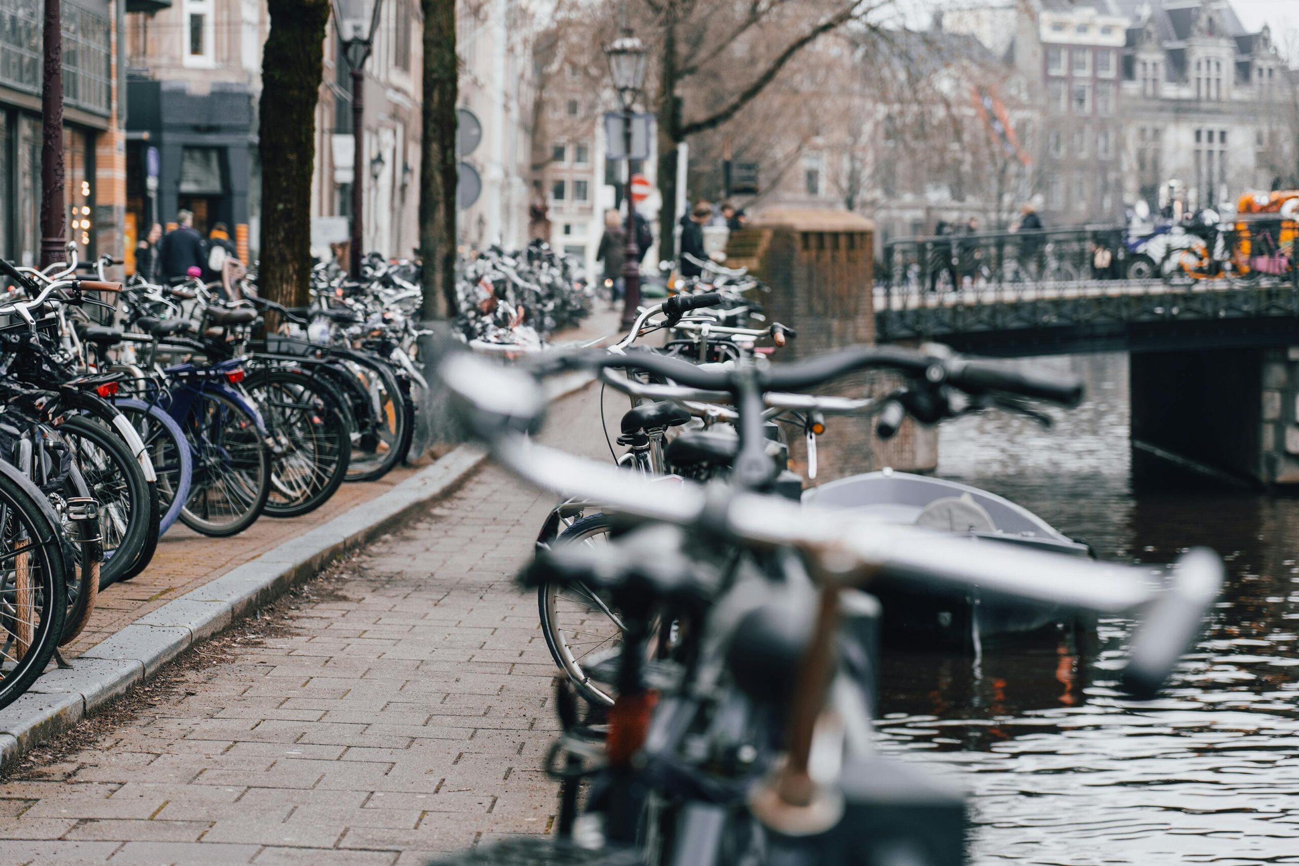 Bicicletas aparcadas junto a un canal de Amsterdam