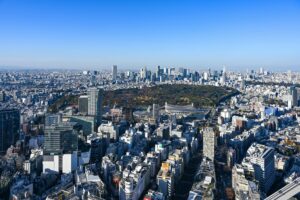 Vista aerea del skyline de Tokio con Shinjuku Park rodeado de rascacielos