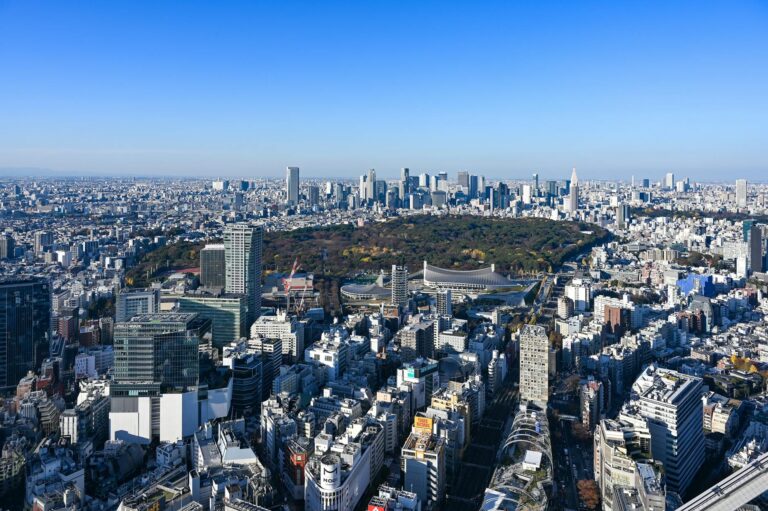 Vista aerea del skyline de Tokio con Shinjuku Park rodeado de rascacielos
