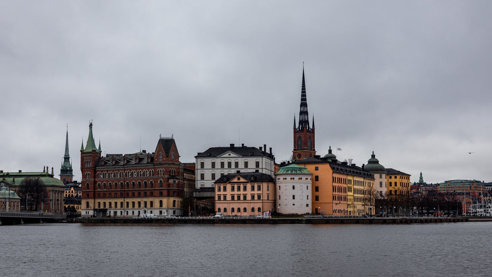 Vista de los edificios historicos de Riddarholmen frente al agua en Estocolmo