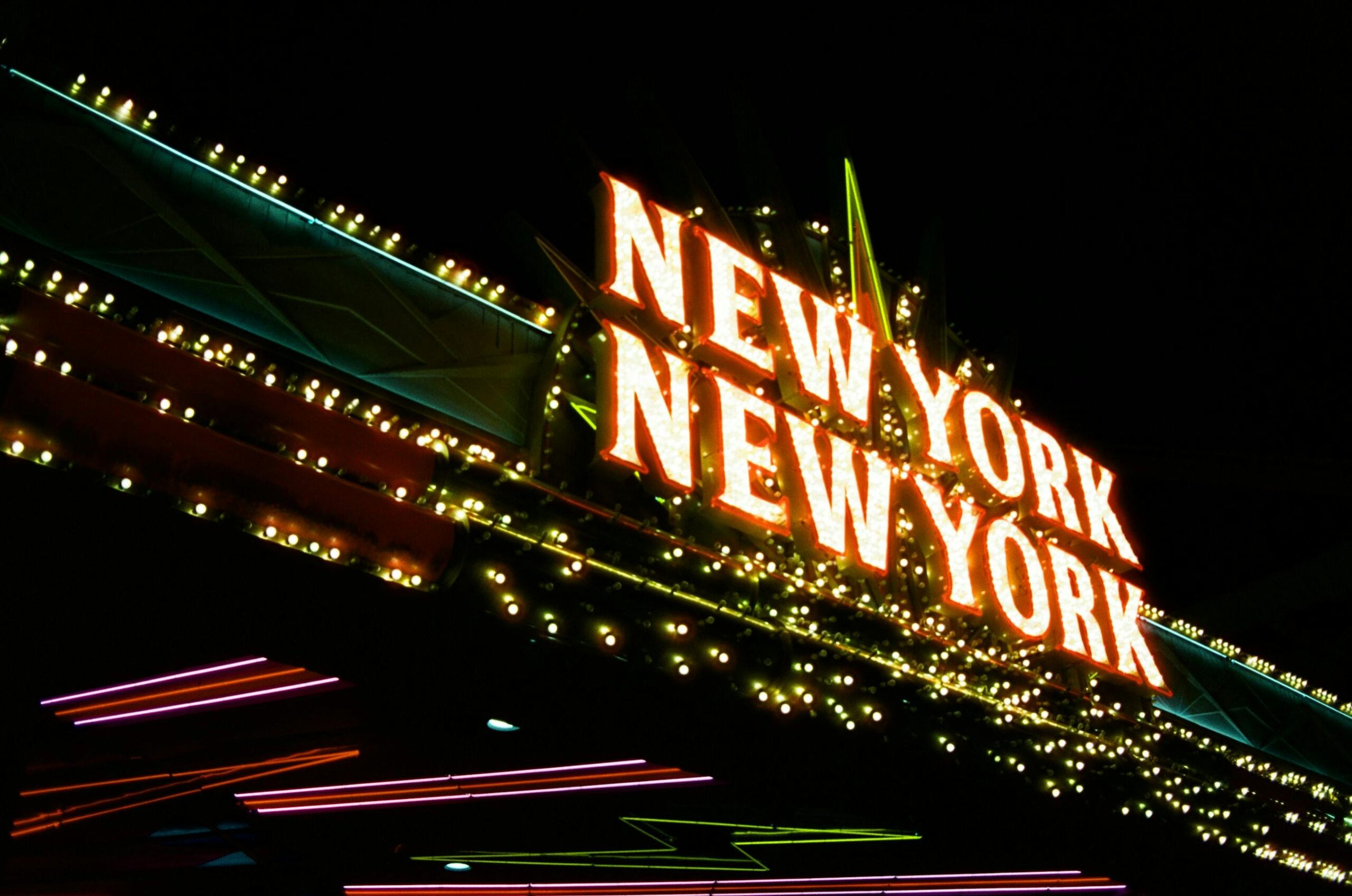 Cartel de neon New York New York iluminado en la noche con colores vibrantes