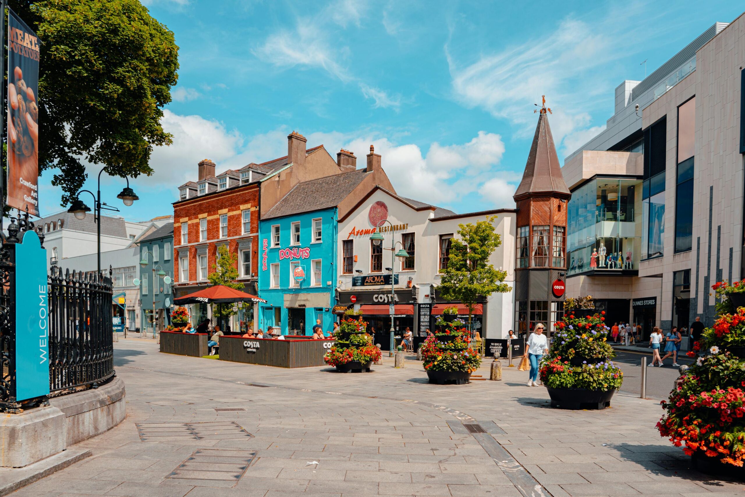 Edificios coloridos y escena de calle animada en Cork, Irlanda