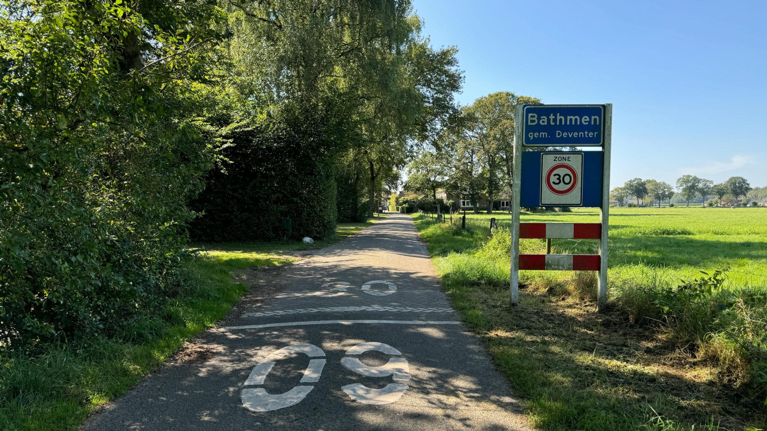 Carretera rural cerca de Bathmen en verano, este de Holanda