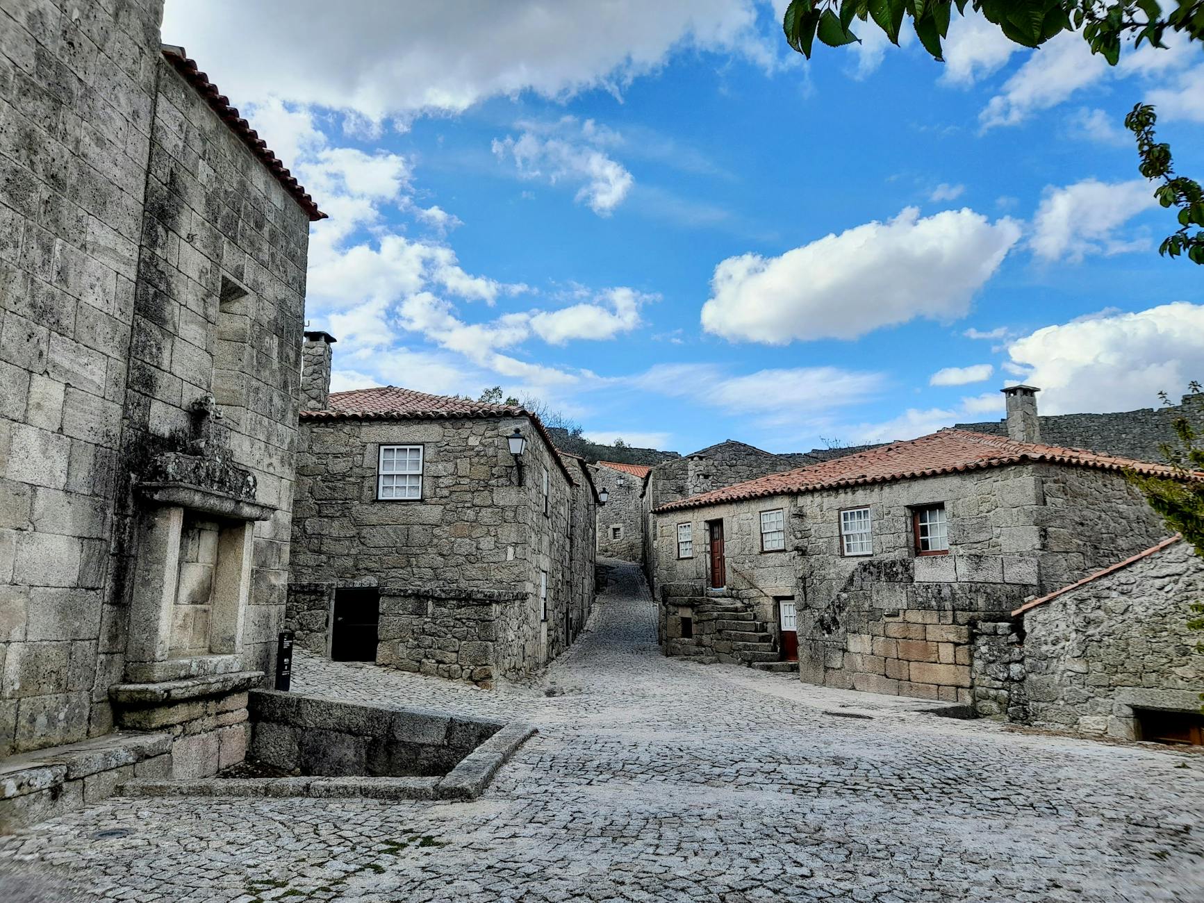 Calles empedradas y casas de piedra de una aldea historica del centro de Portugal
